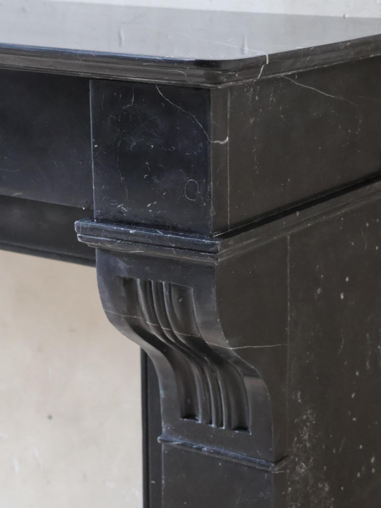 Cheminée élégante en marbre noir hollandais antique en vente 5
