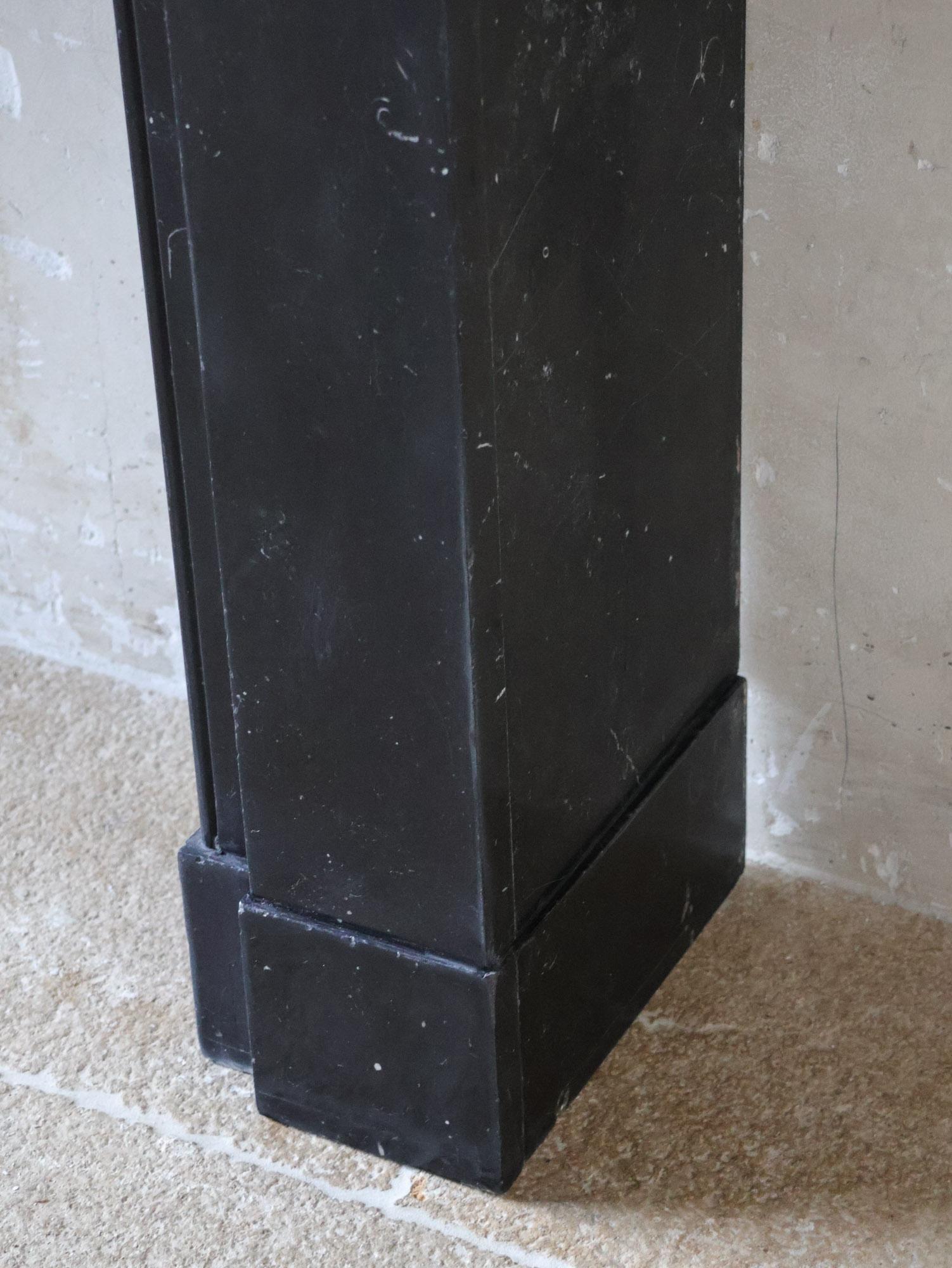 Cheminée élégante en marbre noir hollandais antique en vente 6