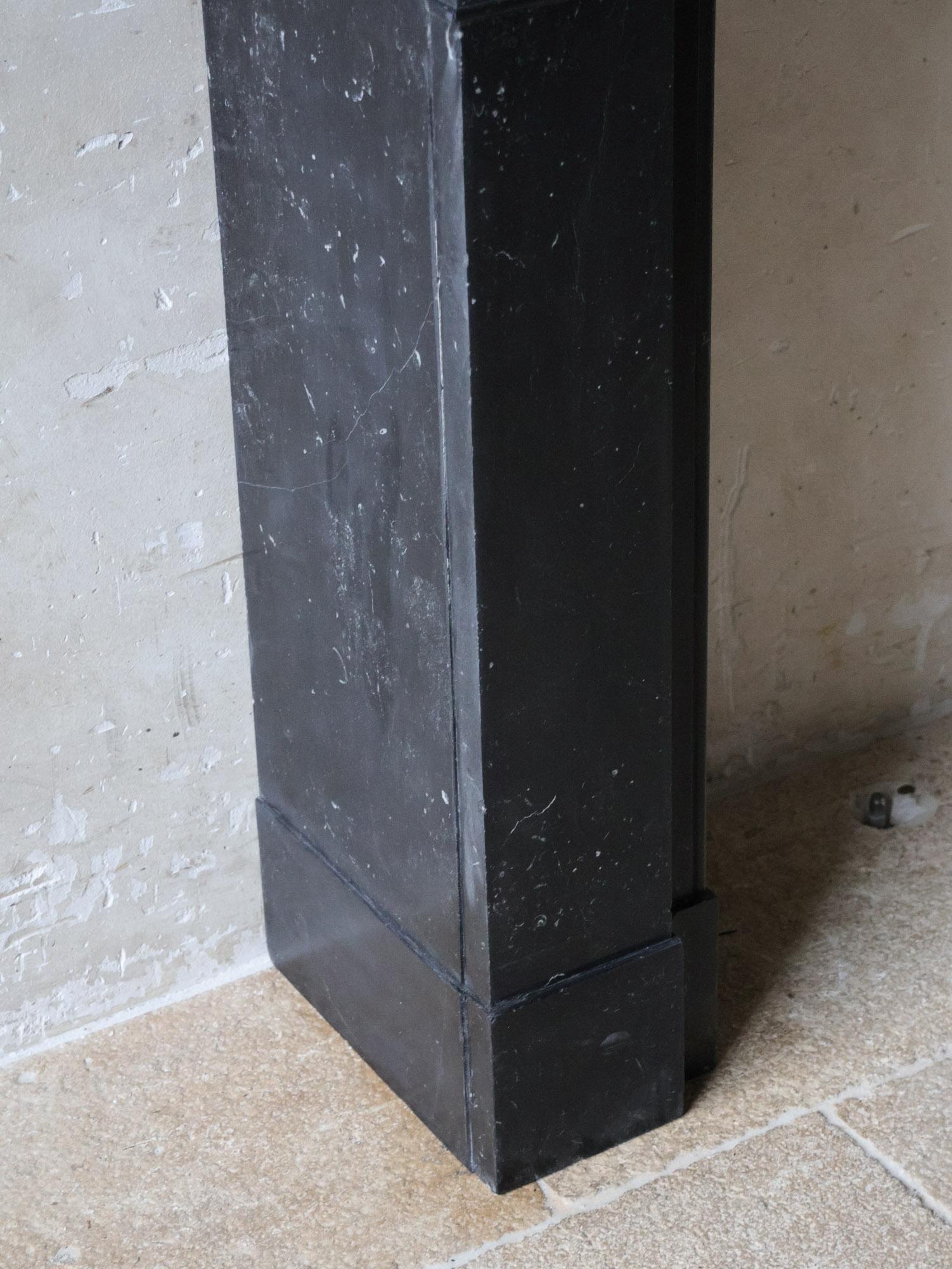 Cheminée élégante en marbre noir hollandais antique en vente 7