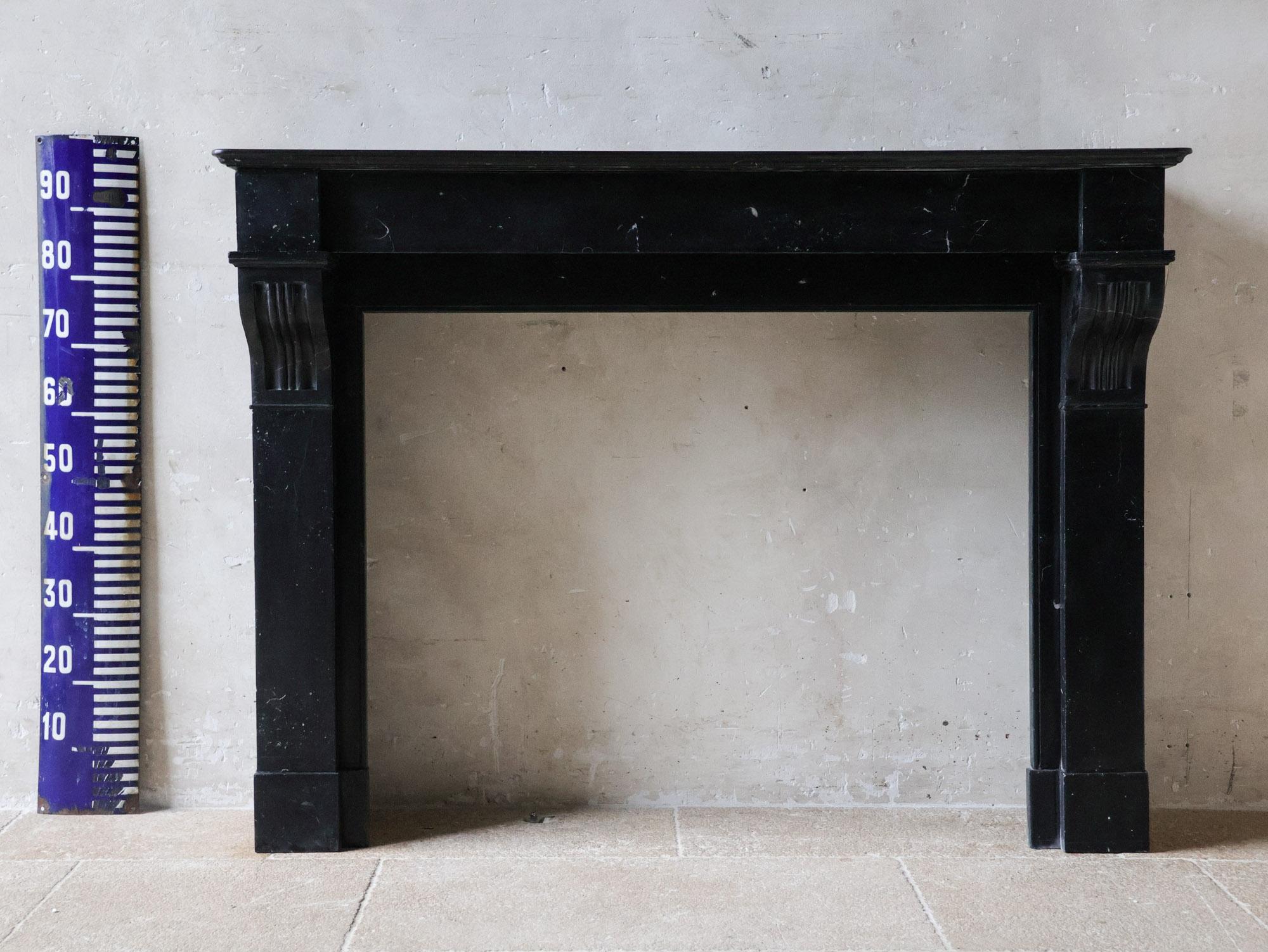 Cheminée élégante en marbre noir hollandais antique en vente 8