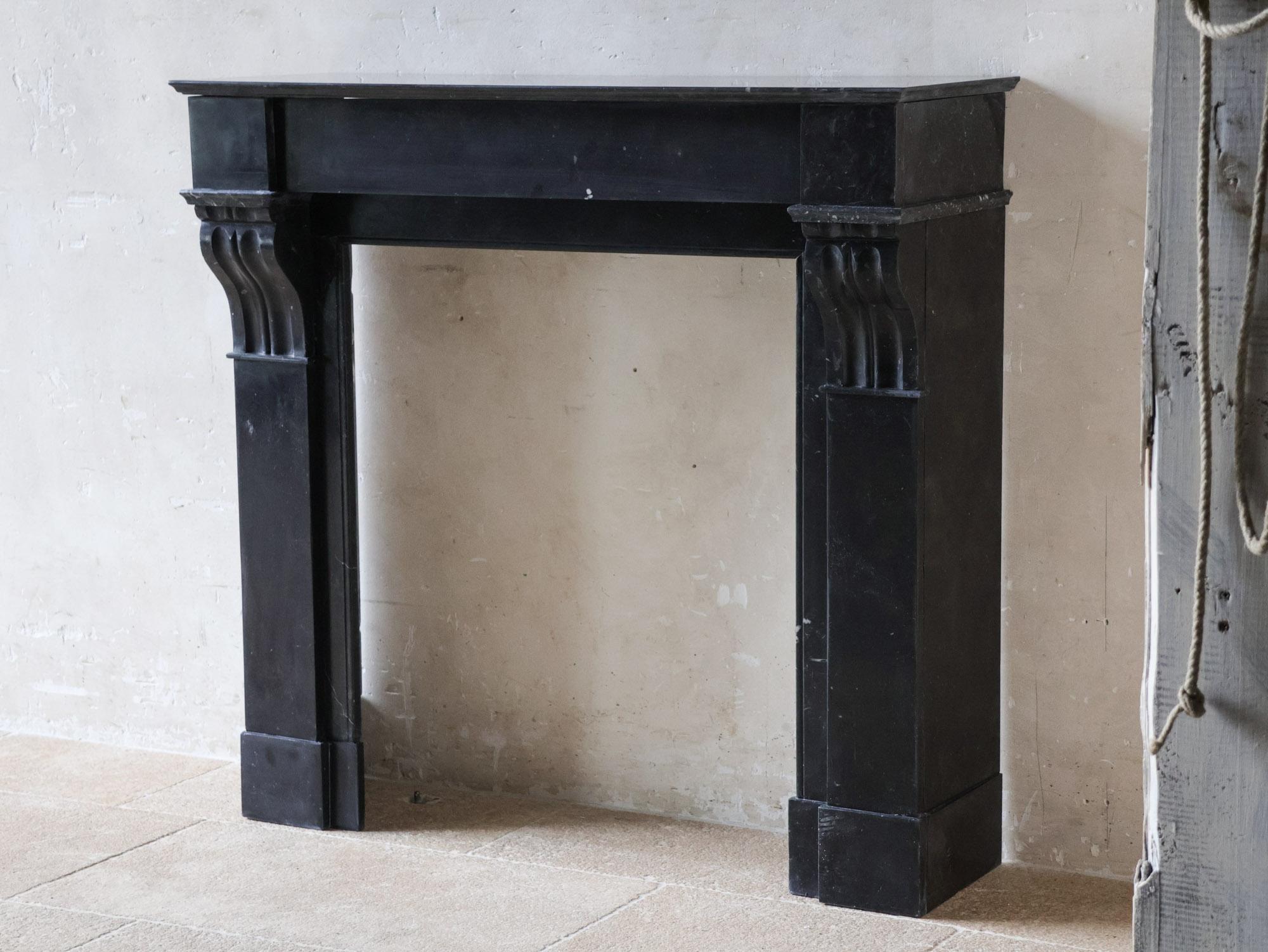 Néerlandais Cheminée élégante en marbre noir hollandais antique en vente