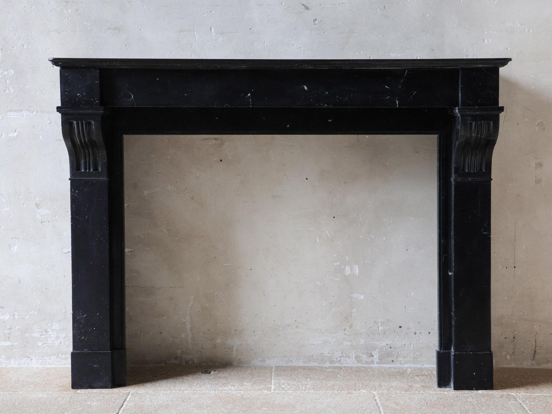 Néerlandais Cheminée élégante en marbre noir hollandais antique en vente