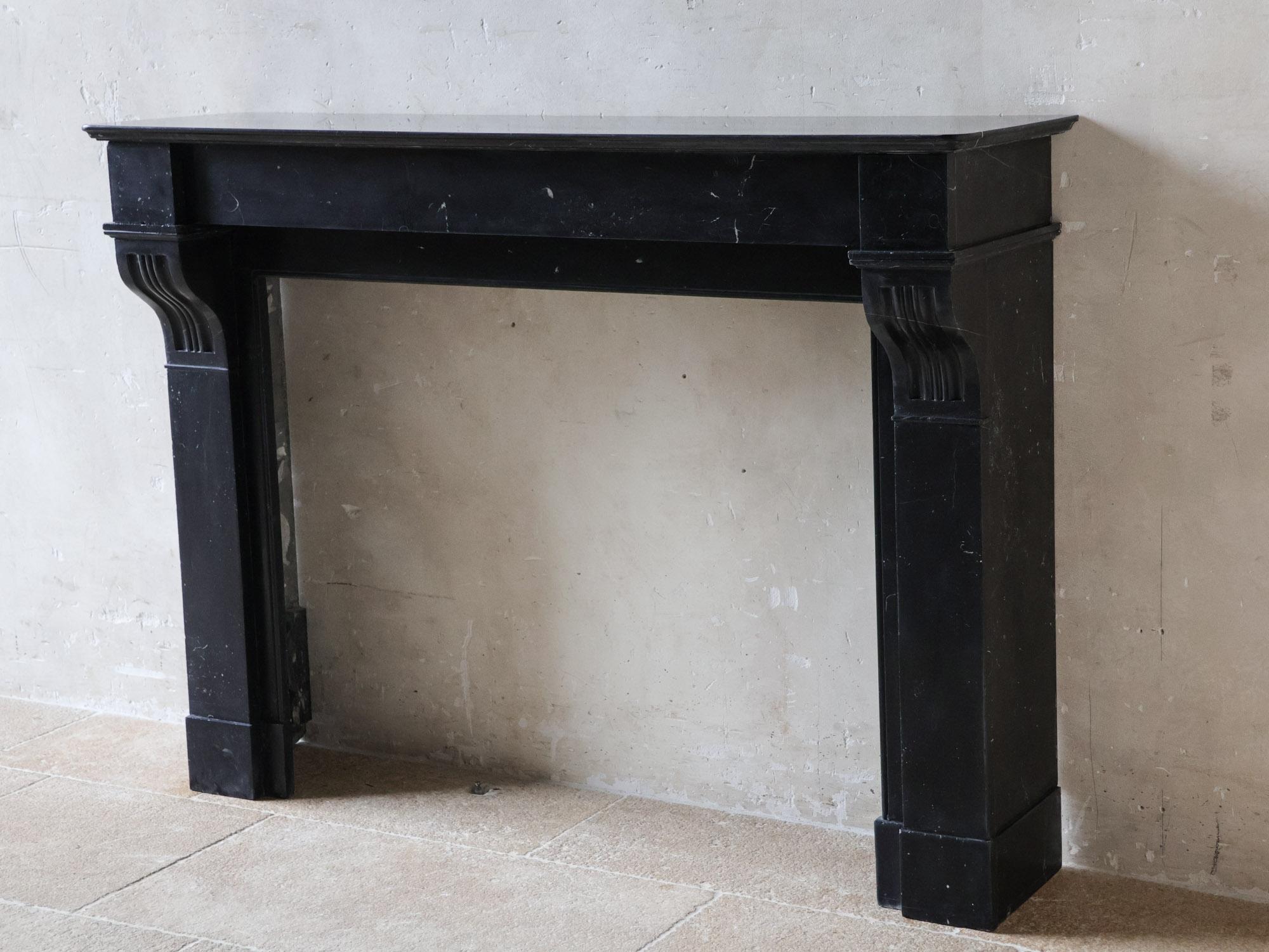 Cheminée élégante en marbre noir hollandais antique Bon état - En vente à Baambrugge, NL