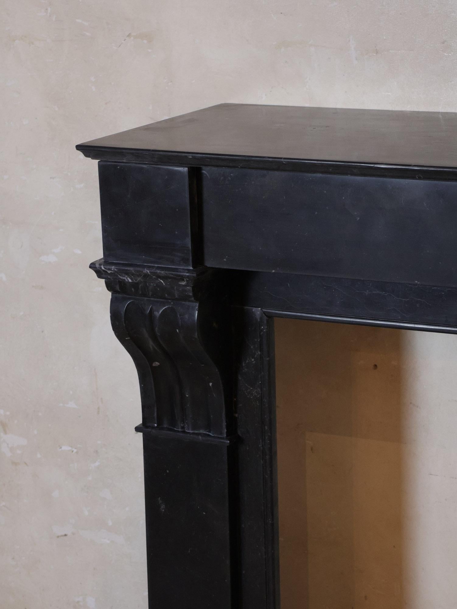 20ième siècle Cheminée élégante en marbre noir hollandais antique en vente