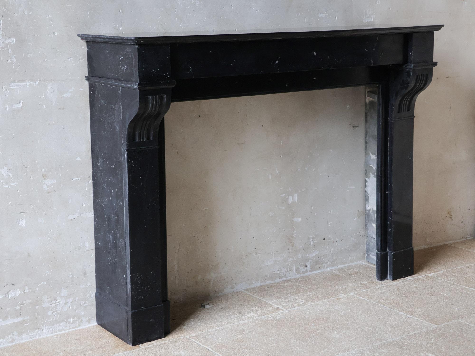 20ième siècle Cheminée élégante en marbre noir hollandais antique en vente