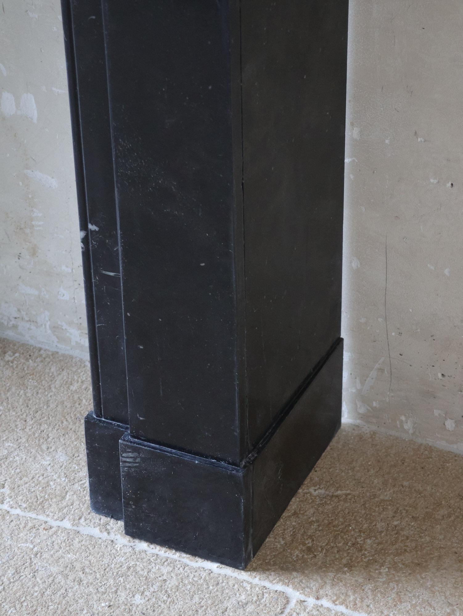 Marbre Cheminée élégante en marbre noir hollandais antique en vente