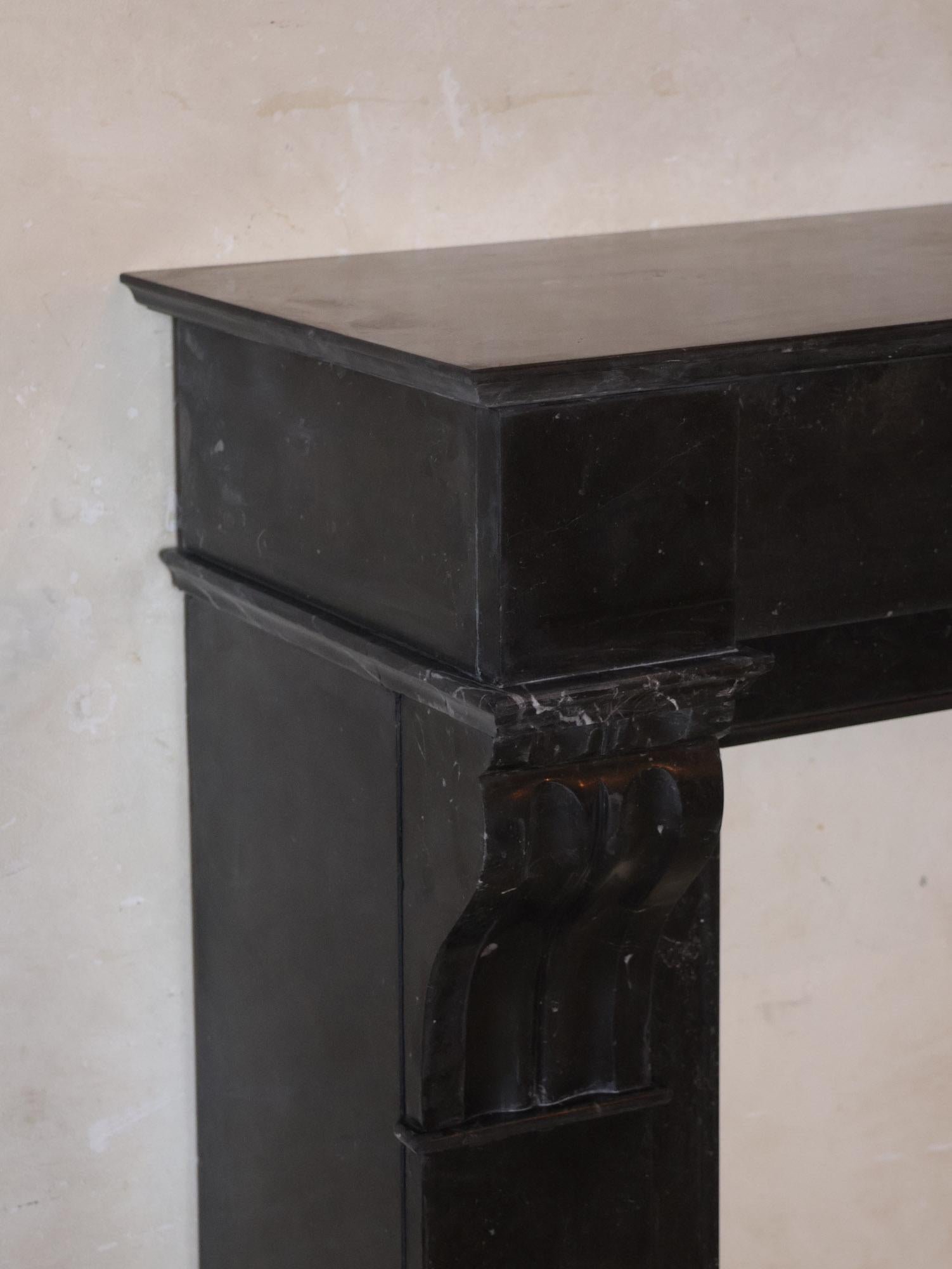 Cheminée élégante en marbre noir hollandais antique en vente 1