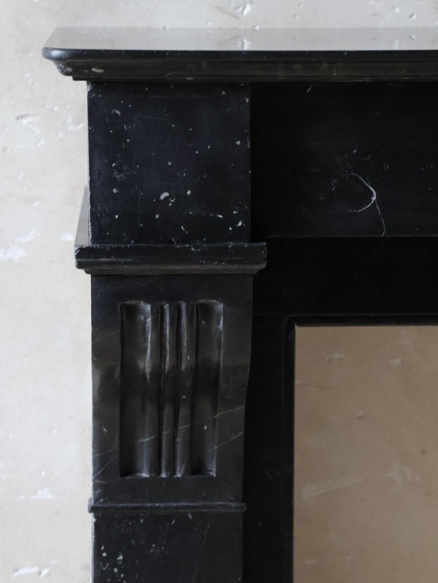 Cheminée élégante en marbre noir hollandais antique en vente 1