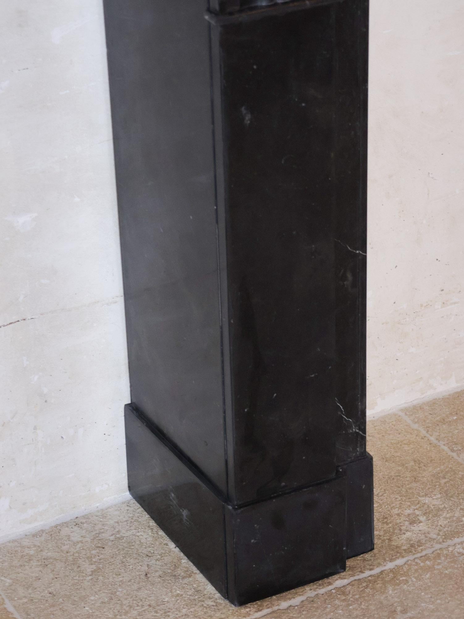 Cheminée élégante en marbre noir hollandais antique en vente 2
