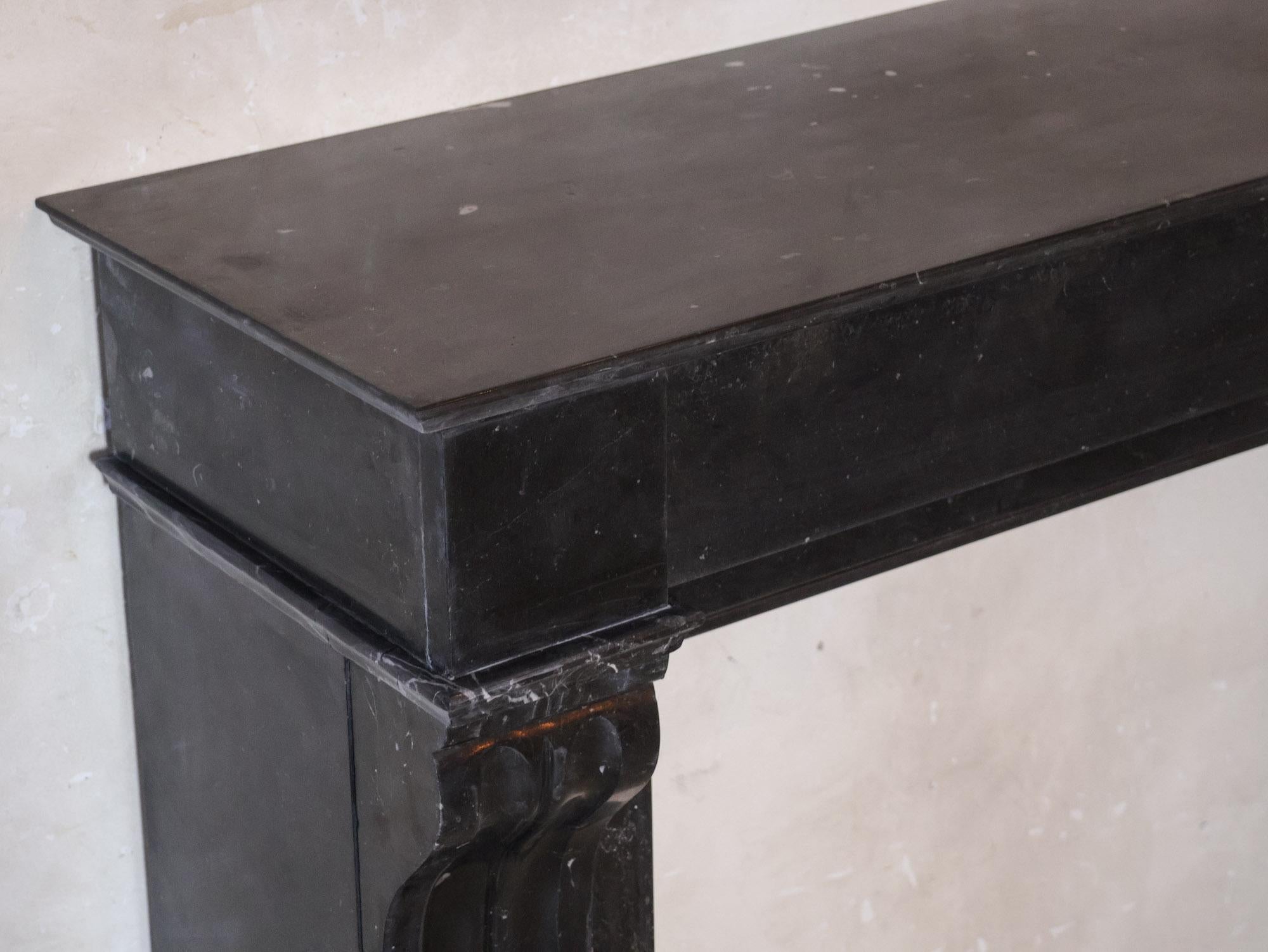 Cheminée élégante en marbre noir hollandais antique en vente 3