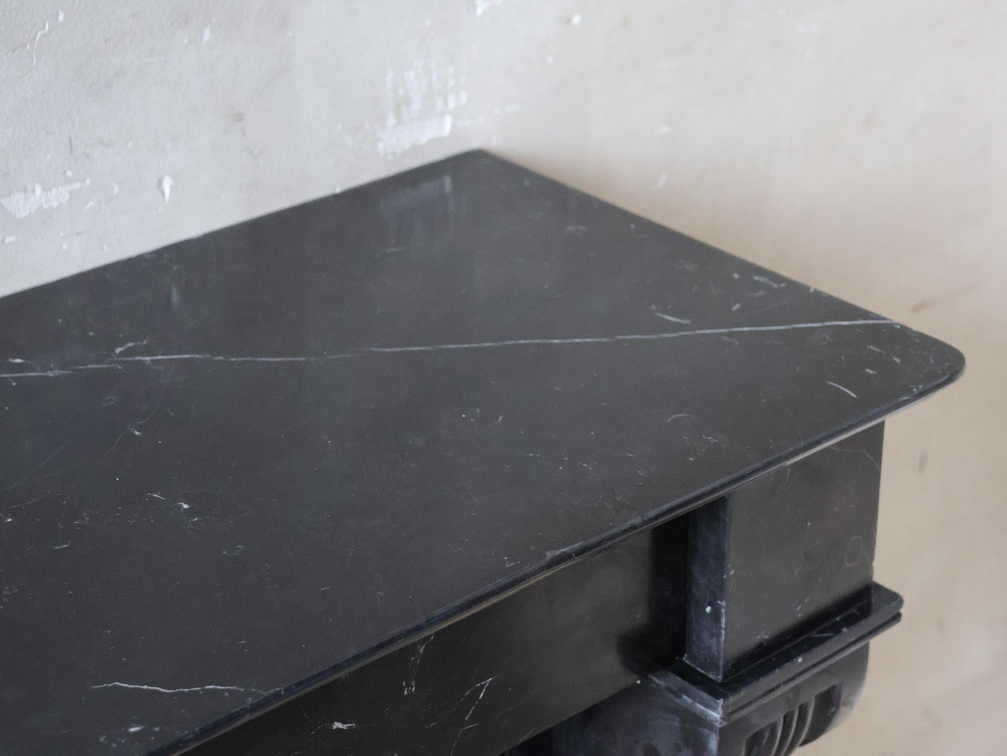 Cheminée élégante en marbre noir hollandais antique en vente 3