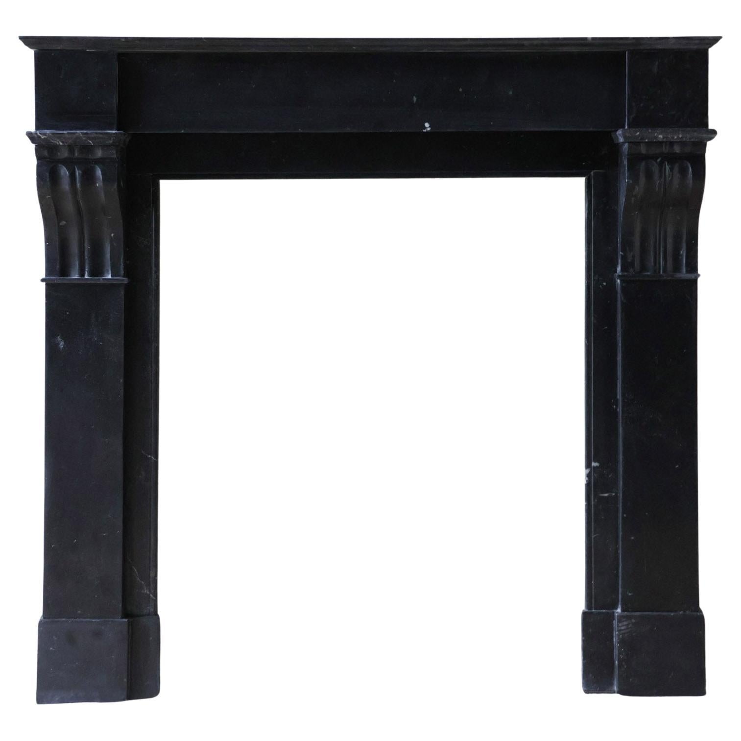 Cheminée élégante en marbre noir hollandais antique