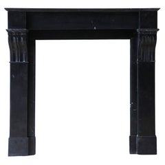 Cheminée élégante en marbre noir hollandais antique