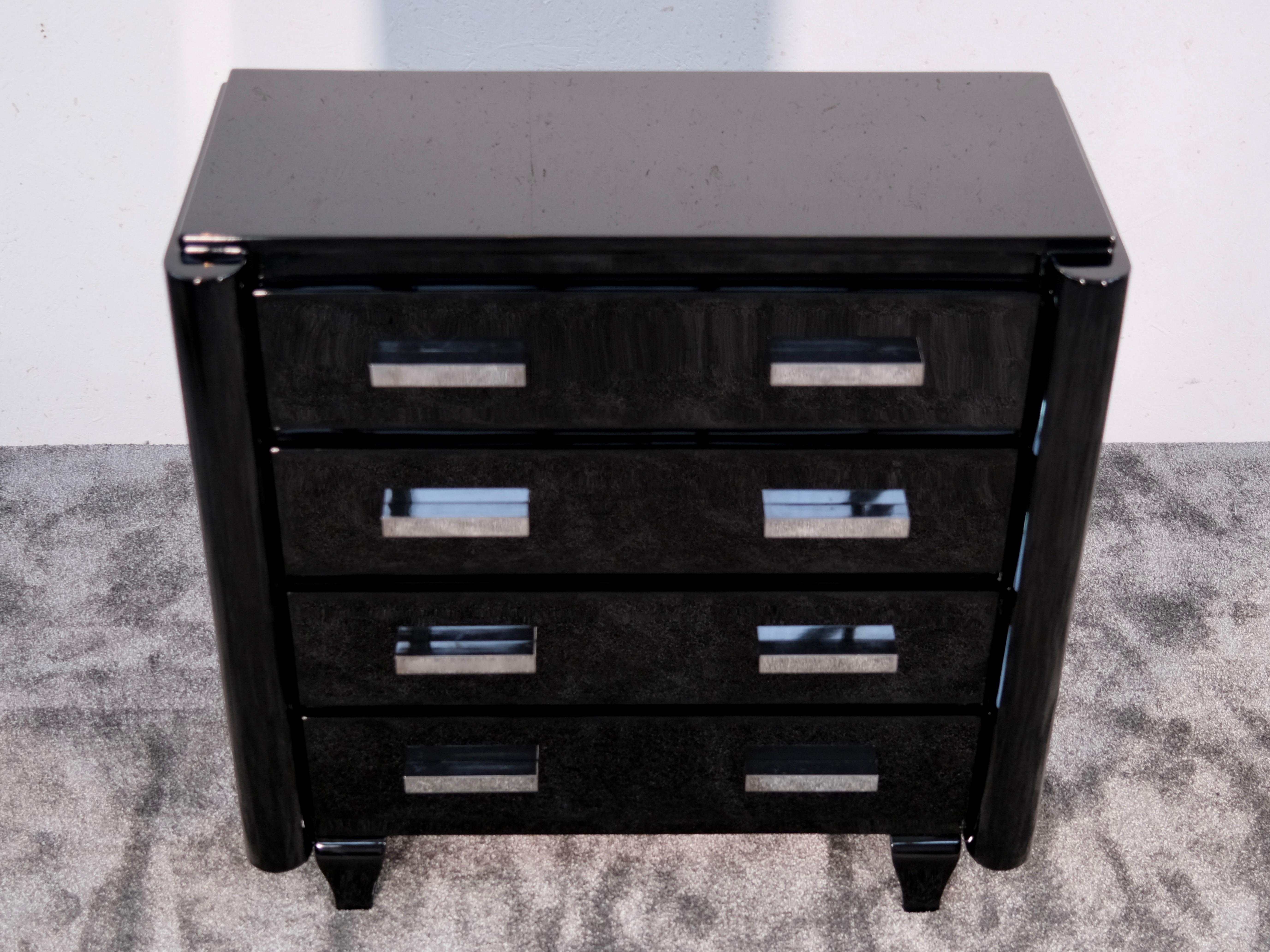 Elegante Art Deco Kommode mit vier Schubladen und schwarzer Spiegelpolitur, Frankreich, 1940er Jahre (Art déco) im Angebot