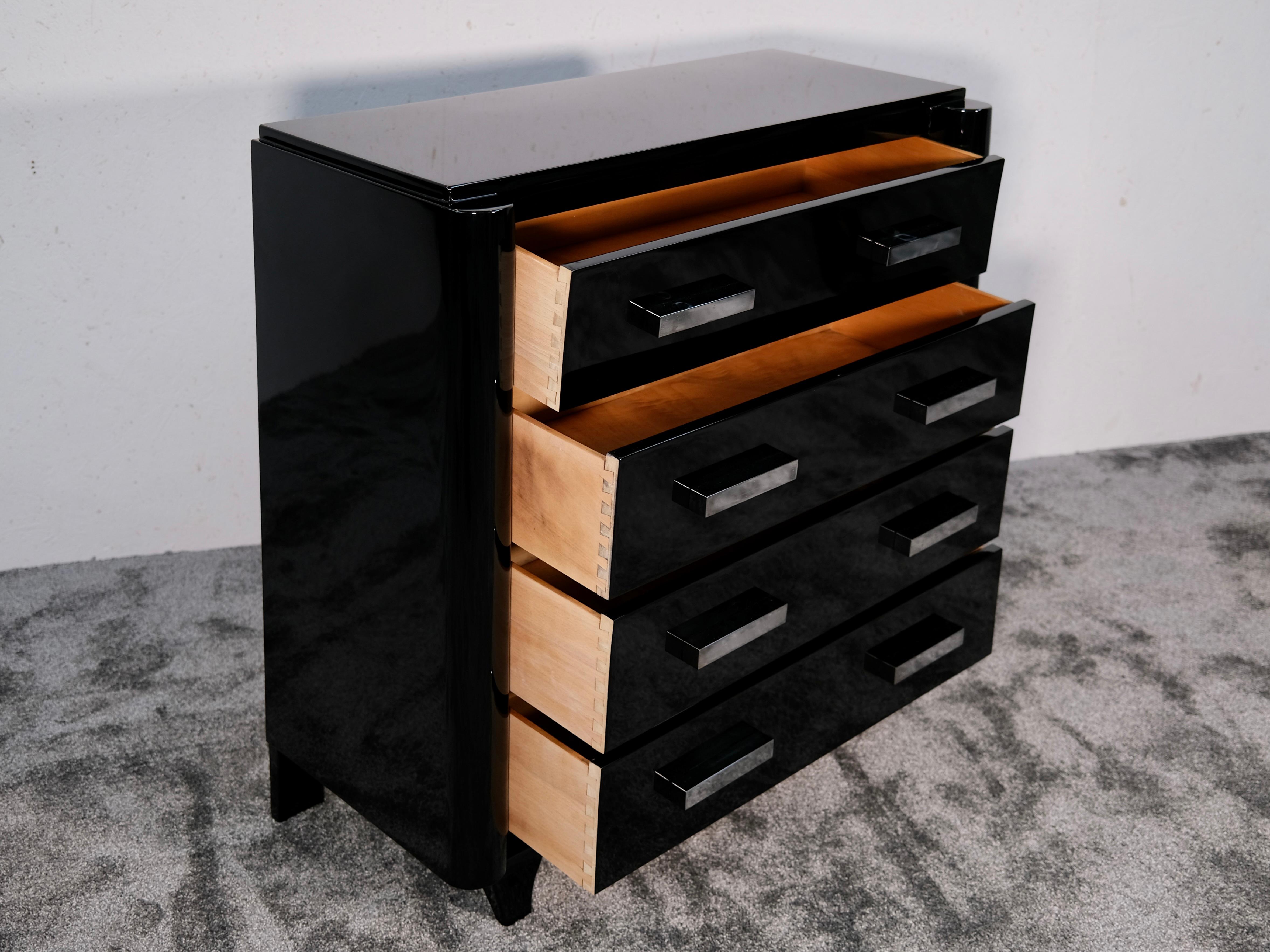 Elegante Art Deco Kommode mit vier Schubladen und schwarzer Spiegelpolitur, Frankreich, 1940er Jahre im Zustand „Gut“ im Angebot in Ulm, DE