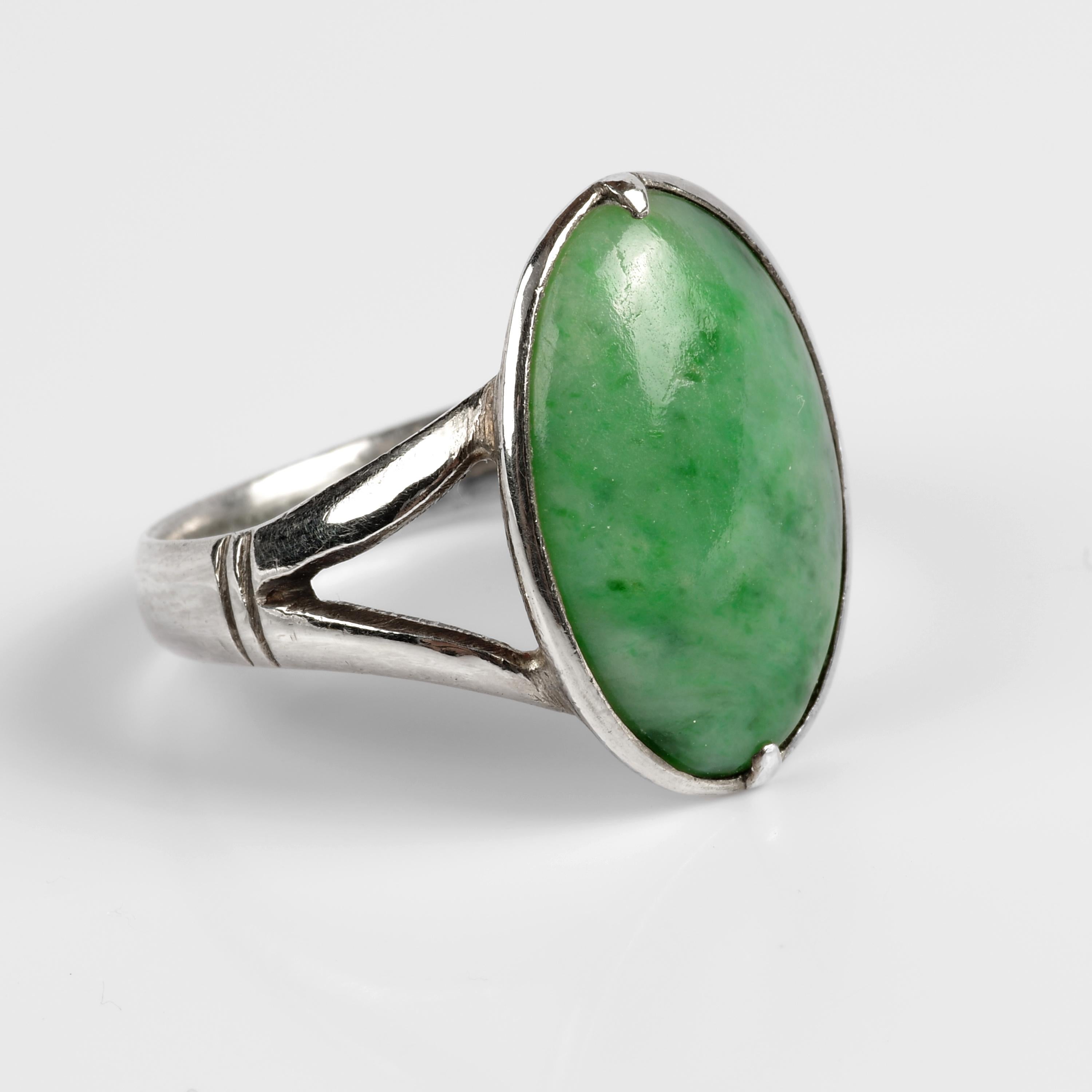 Sleek Art Deco Jade Ring Certified Untreated In Excellent Condition In Southbury, CT