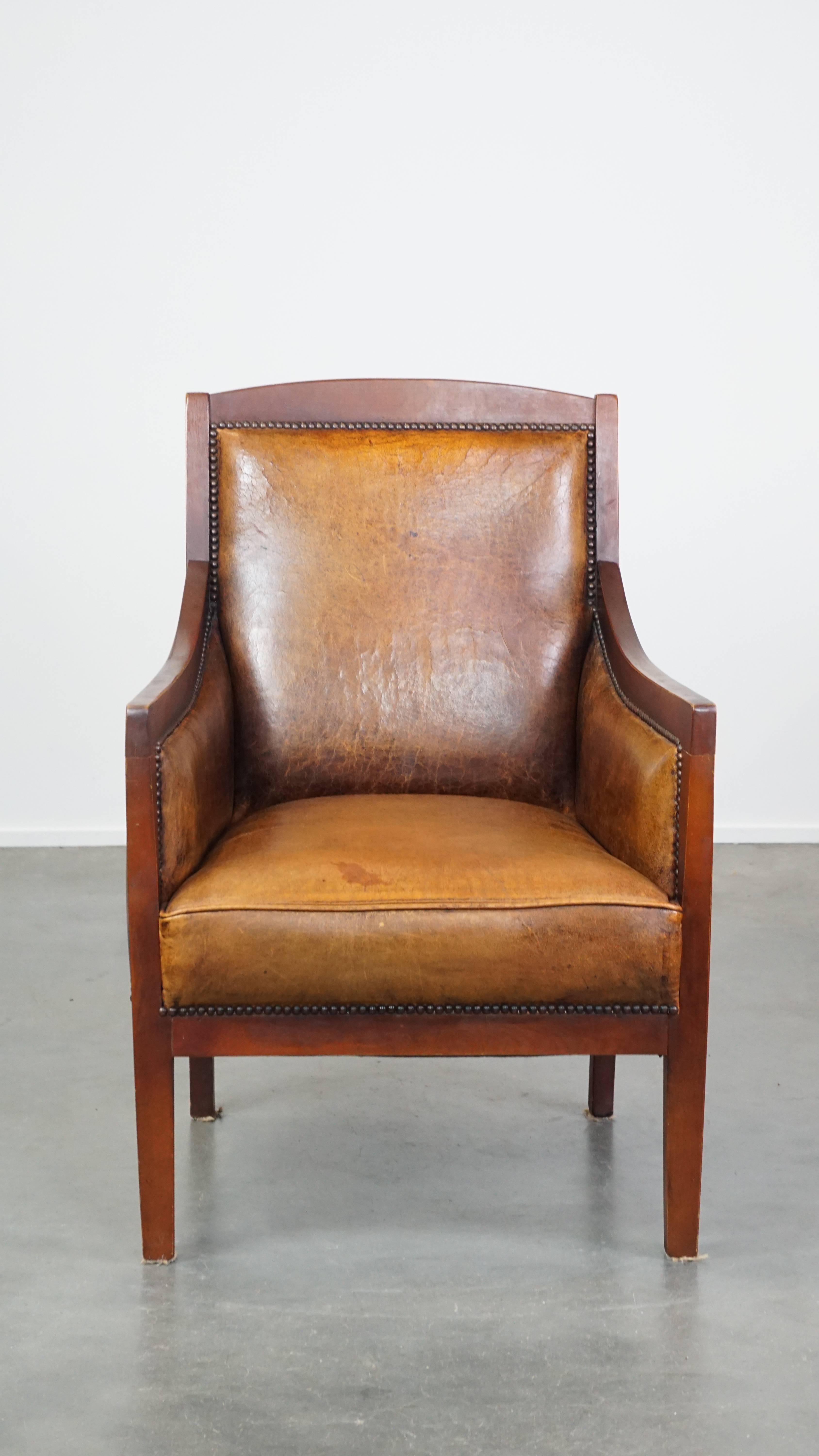 This fantastic vintage sheepskin leather armchair features a sleek and luxurious design, typical of the beloved Art Deco style. In our opinion, this timeless piece should not be missing from any interior. It boasts a beautiful warm cognac color,