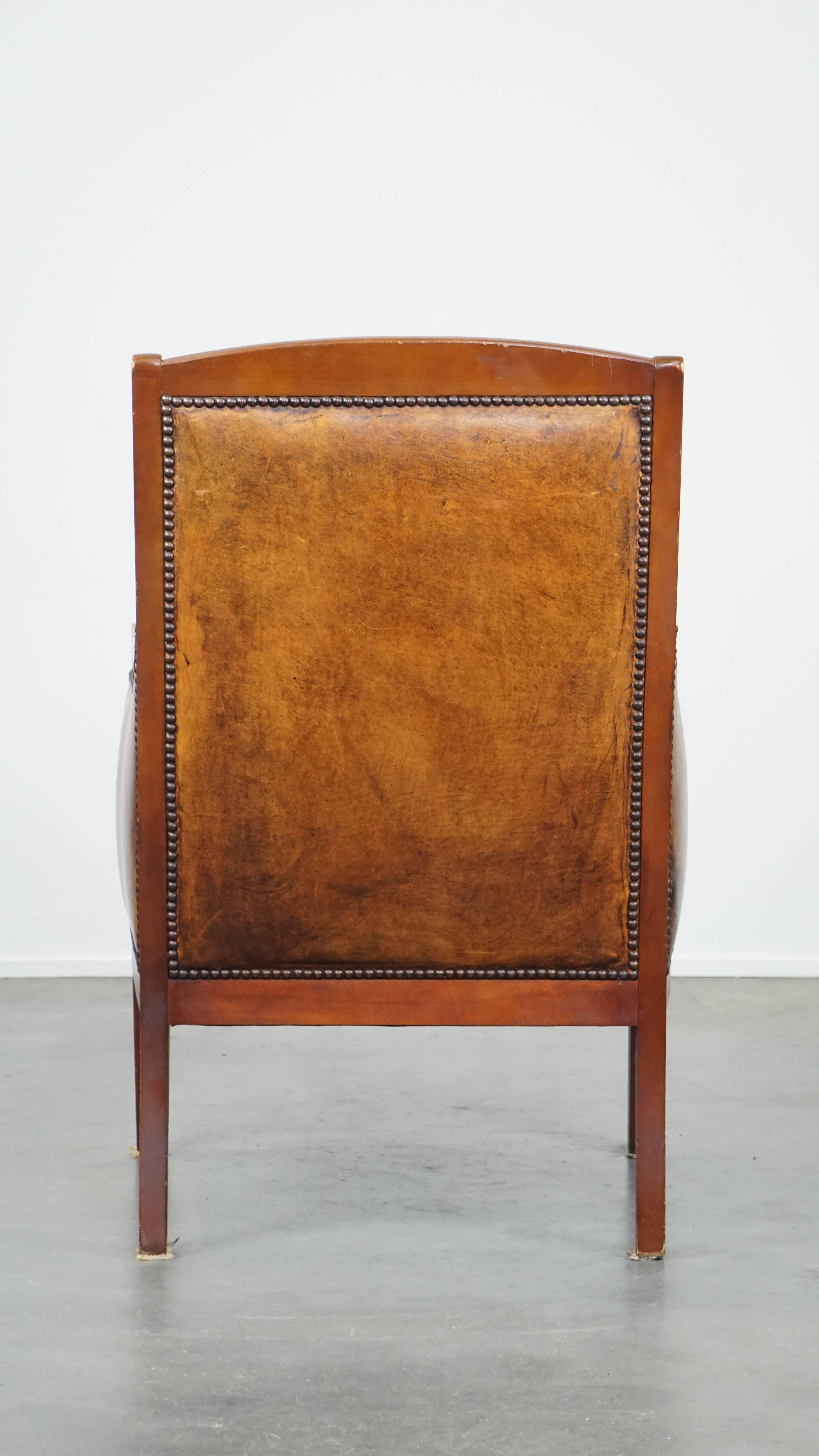 Sleek, beautiful sheepskin leather and wood vintage Art Deco design armchair In Good Condition For Sale In Harderwijk, NL