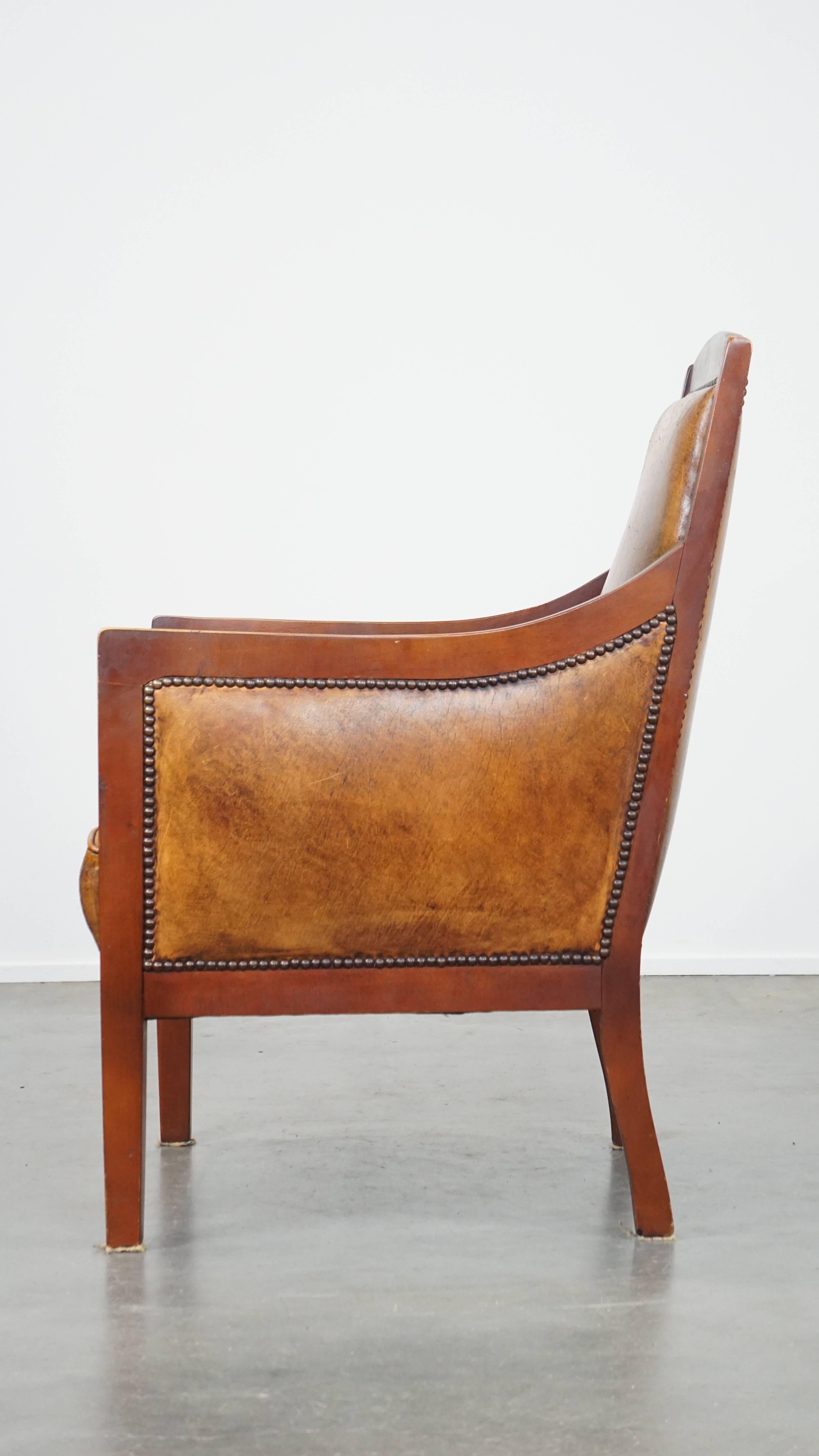 20th Century Sleek, beautiful sheepskin leather and wood vintage Art Deco design armchair For Sale