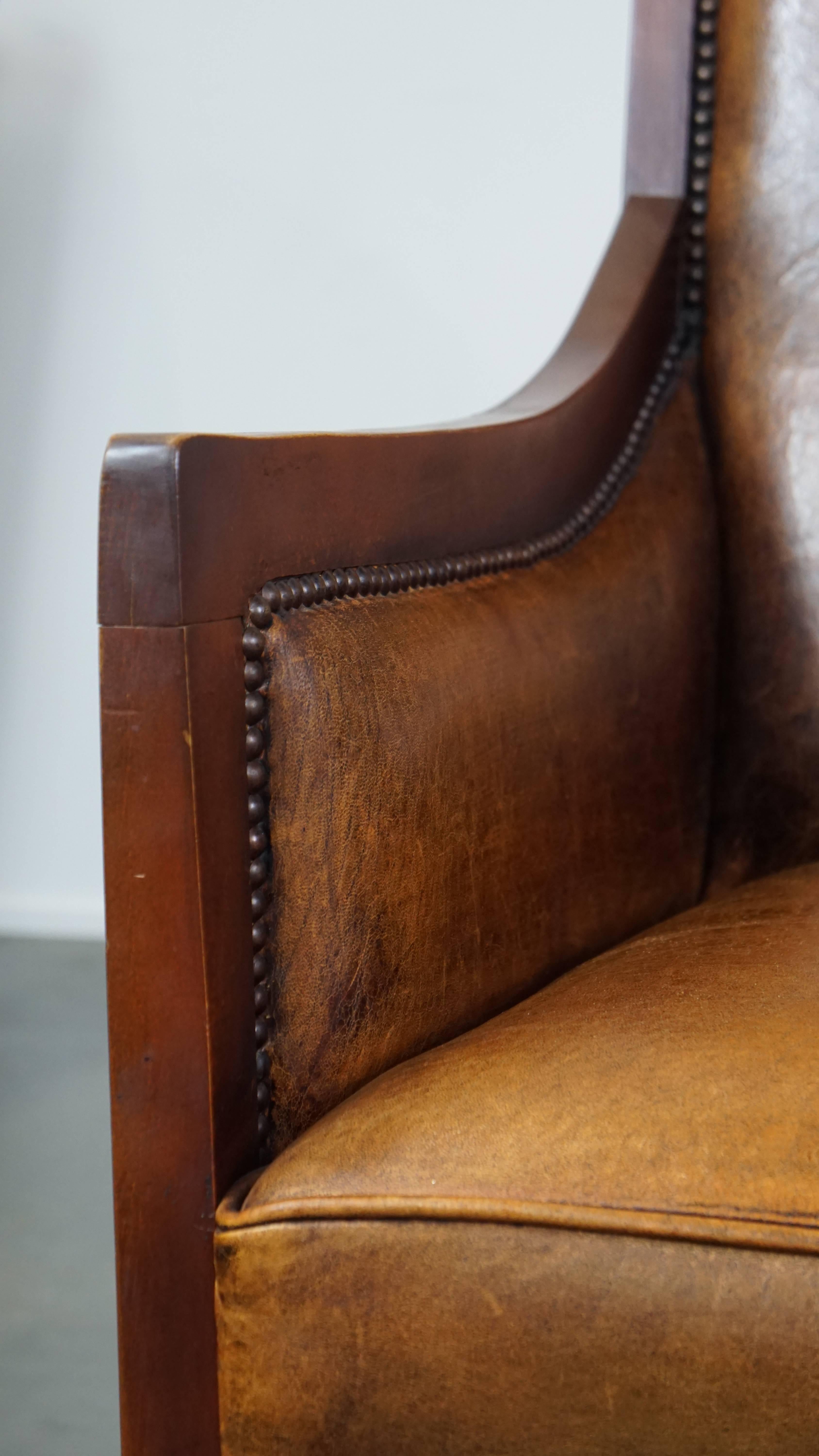 Sleek, beautiful sheepskin leather and wood vintage Art Deco design armchair For Sale 1