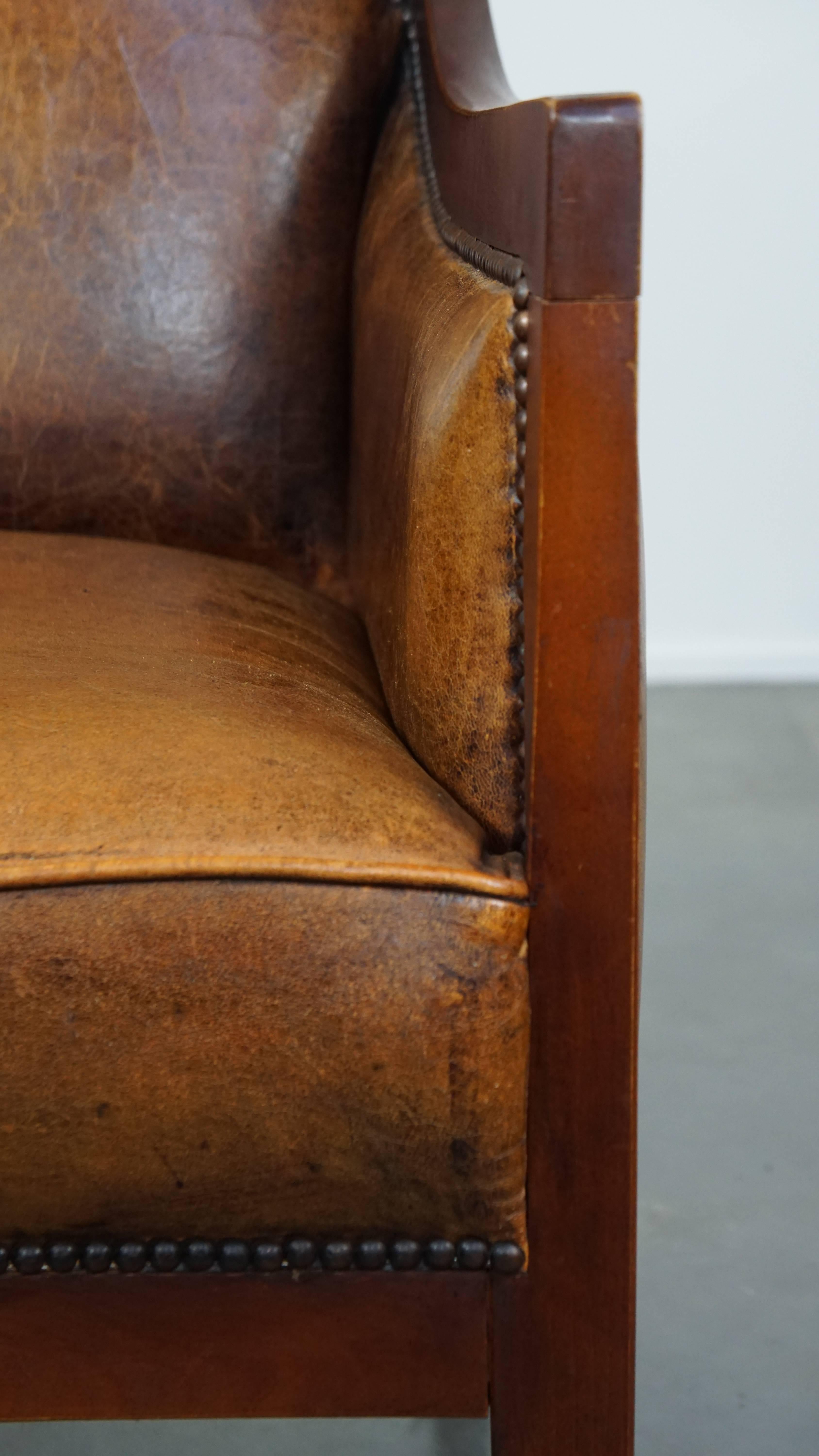 Sleek, beautiful sheepskin leather and wood vintage Art Deco design armchair For Sale 2