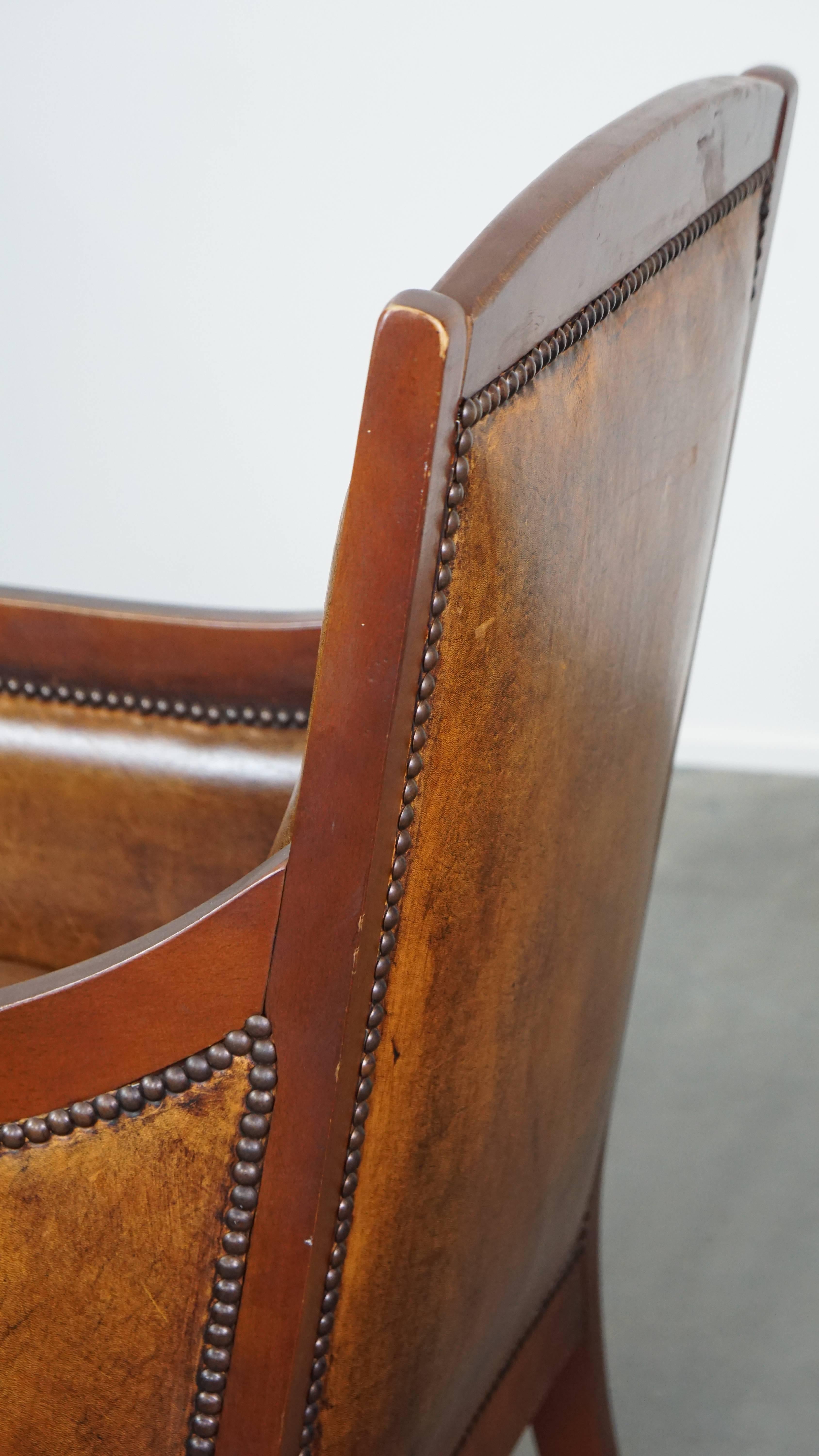 Sleek, beautiful sheepskin leather and wood vintage Art Deco design armchair For Sale 3
