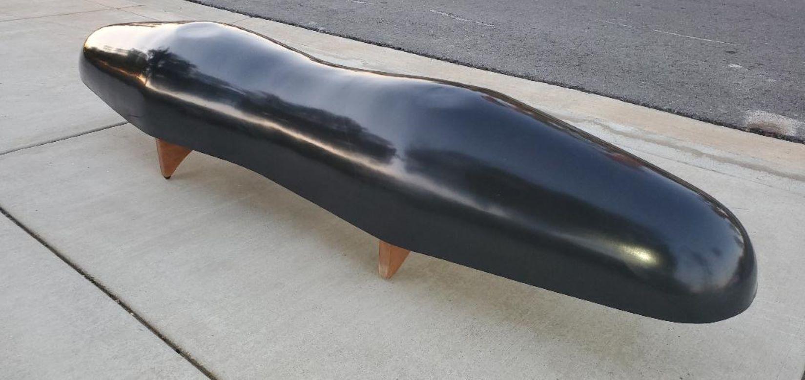 Elegante fioriera AP Peanut in fibra di vetro nera con base in mogano, design John Follis in vendita 9
