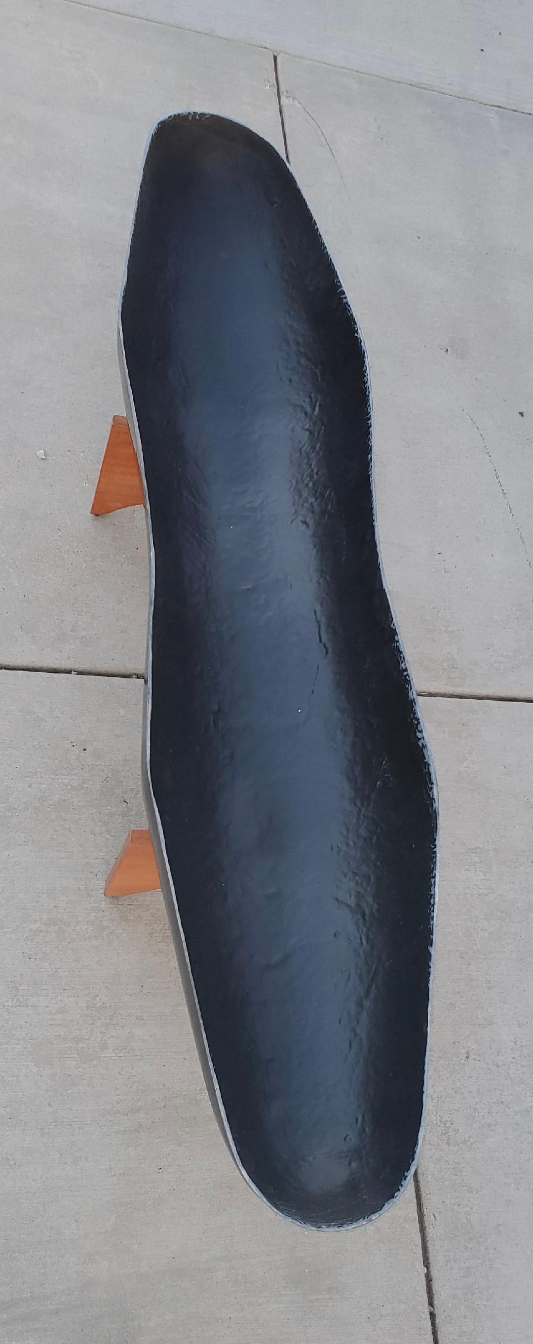 Elegante fioriera AP Peanut in fibra di vetro nera con base in mogano, design John Follis in vendita 10