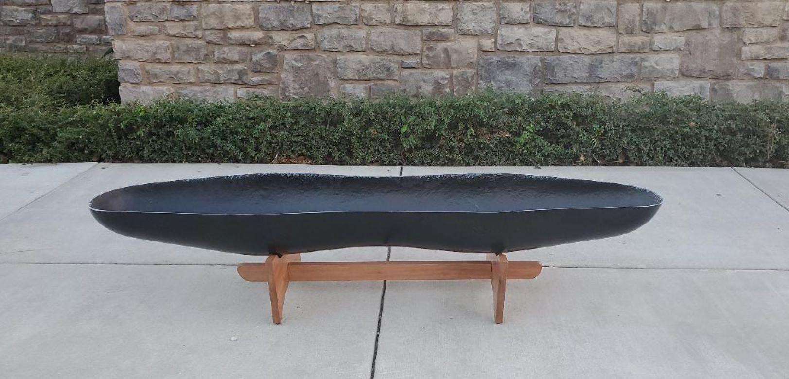 Elegante fioriera AP Peanut in fibra di vetro nera con base in legno di mogano, un design di John Follis.
La splendida fioriera organica moderna Can può essere collocata ovunque in casa o in ufficio, su un caminetto, su un tavolo, sul pavimento,