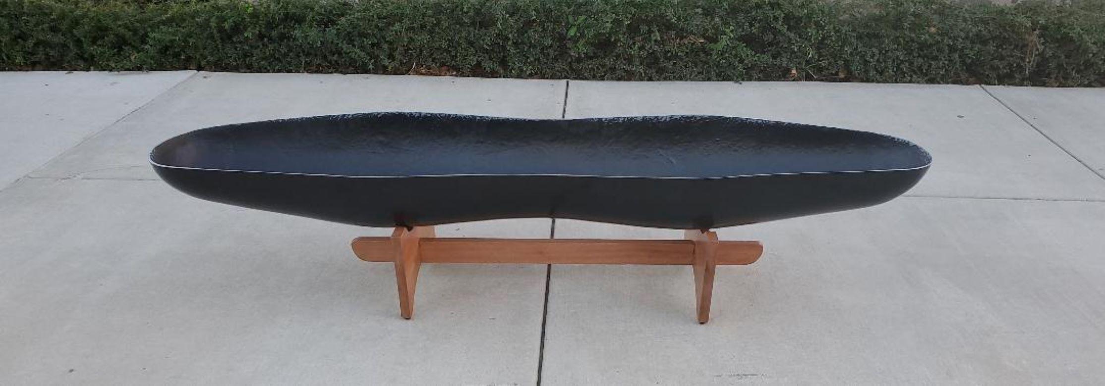 Mid-Century moderno Elegante fioriera AP Peanut in fibra di vetro nera con base in mogano, design John Follis in vendita