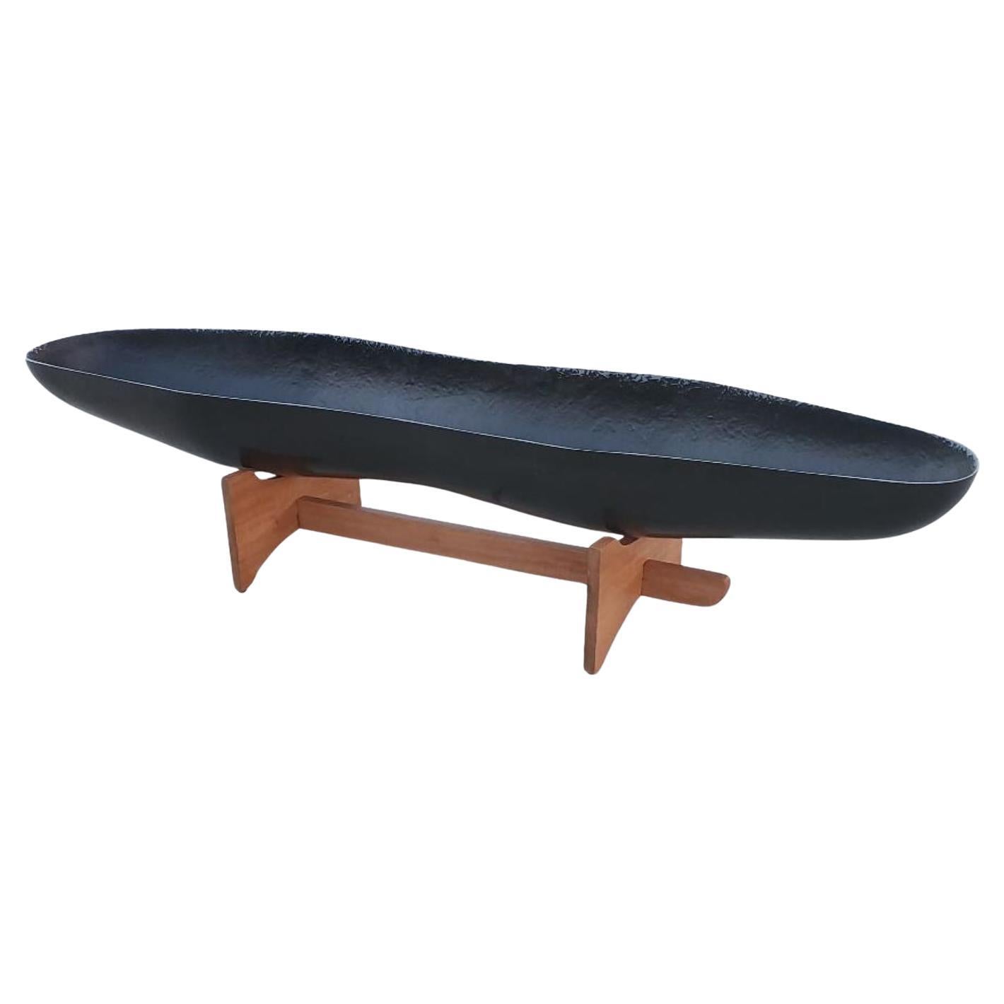 Elegante fioriera AP Peanut in fibra di vetro nera con base in mogano, design John Follis