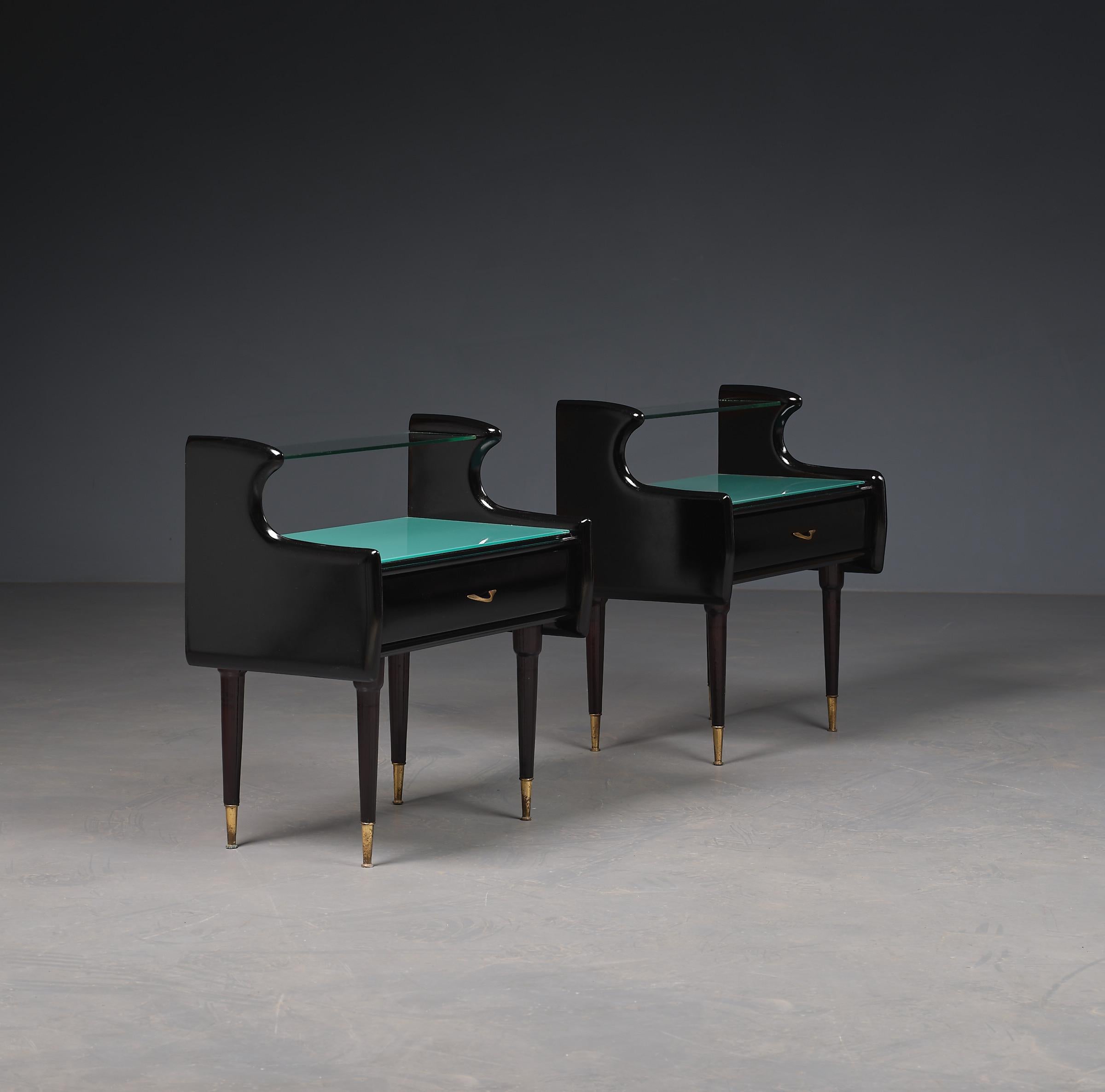 Mid-Century Modern Tables de nuit italiennes noires élégantes avec détails en émeraude - années 1950 en vente