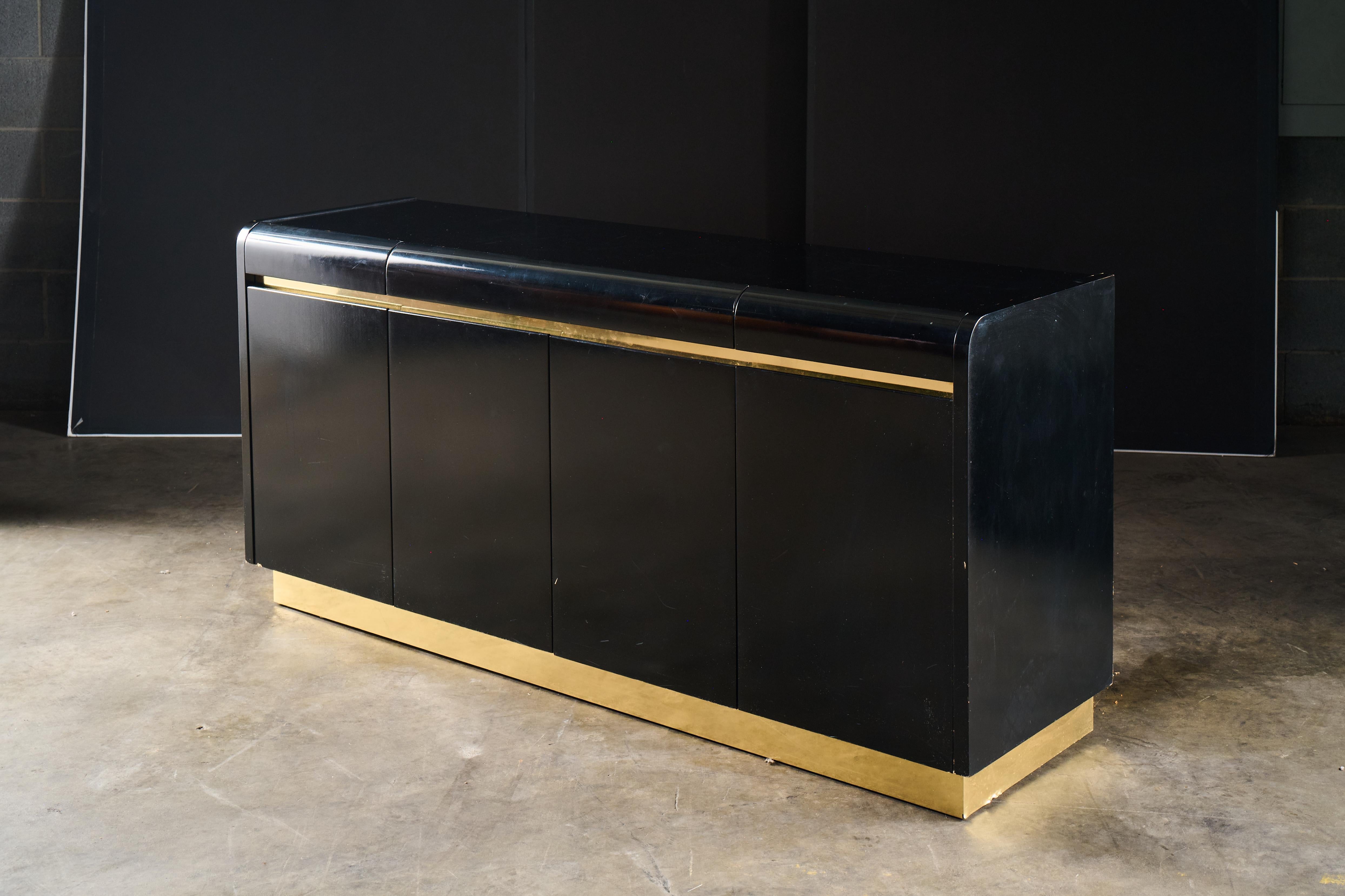 Postmoderne Buffet élégant en laque noire et laiton en vente