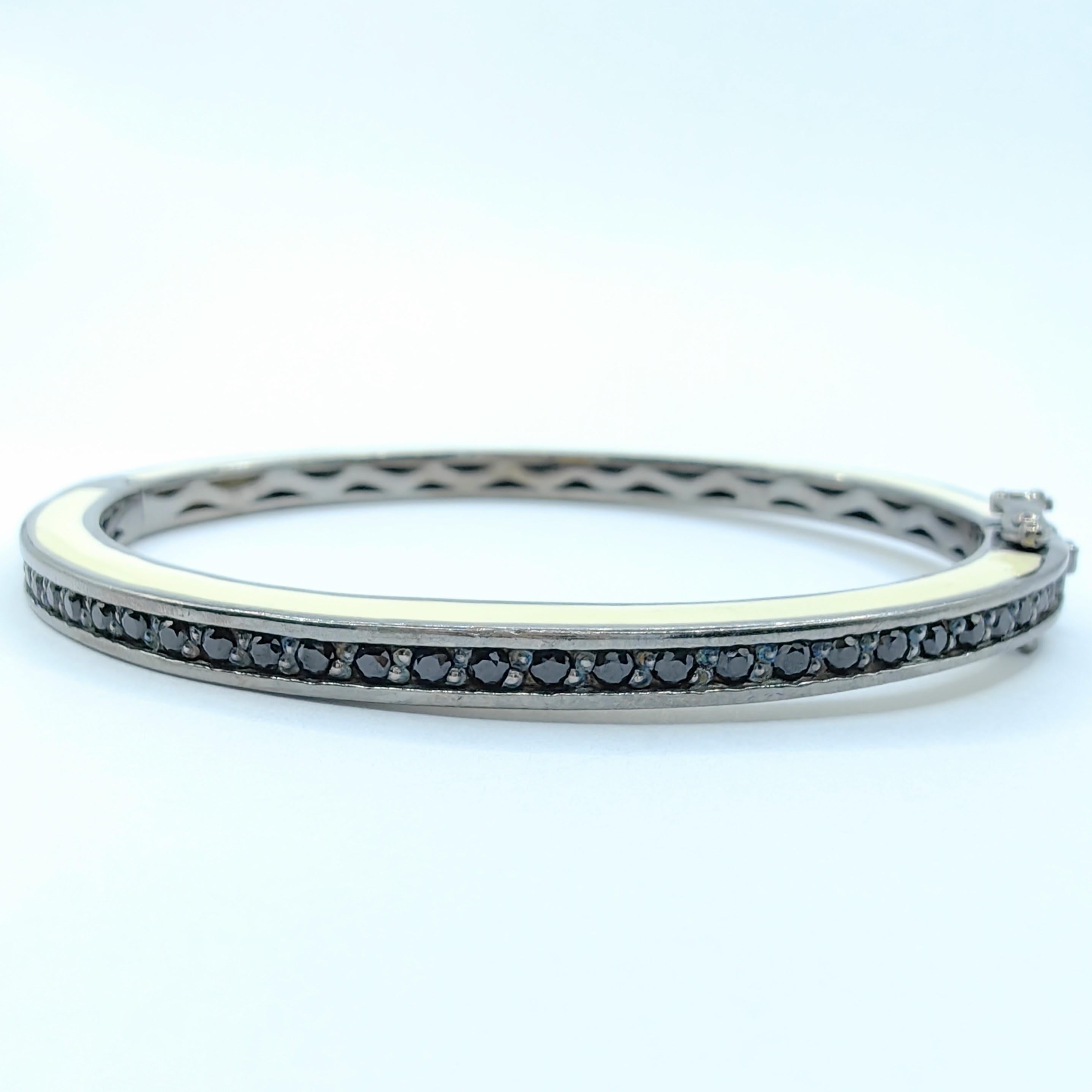 Das elegante Armband aus Sterlingsilber mit schwarzem Saphir und weißer Emaille ist ein wunderschönes, dezentes Stück, das Schlichtheit und Eleganz nahtlos miteinander verbindet. Dieses Armband aus Sterlingsilber mit 1,28 Karat schwarzen Saphiren im