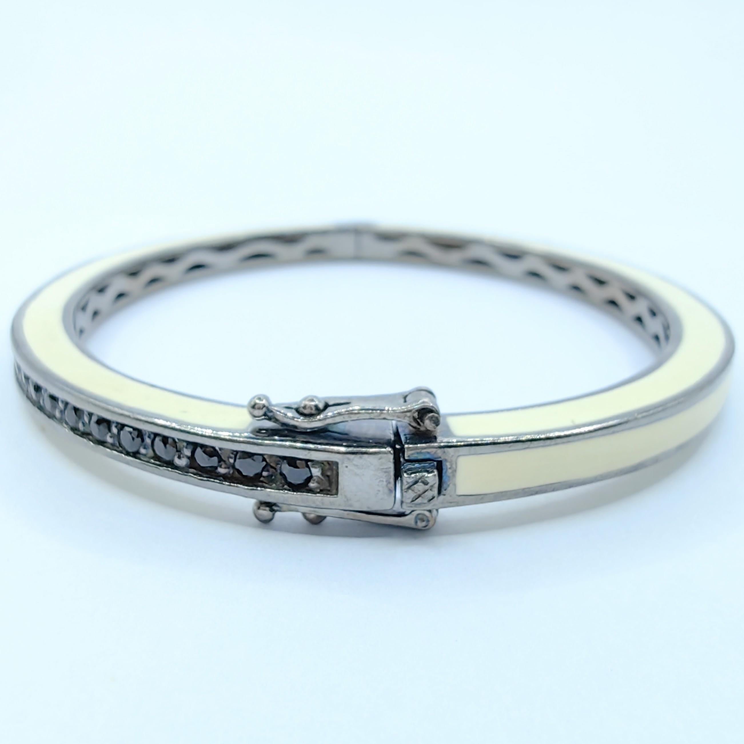 Elegantes Armband aus schwarzem Saphir und Off-White-Emaille aus Sterling Silber (Zeitgenössisch)