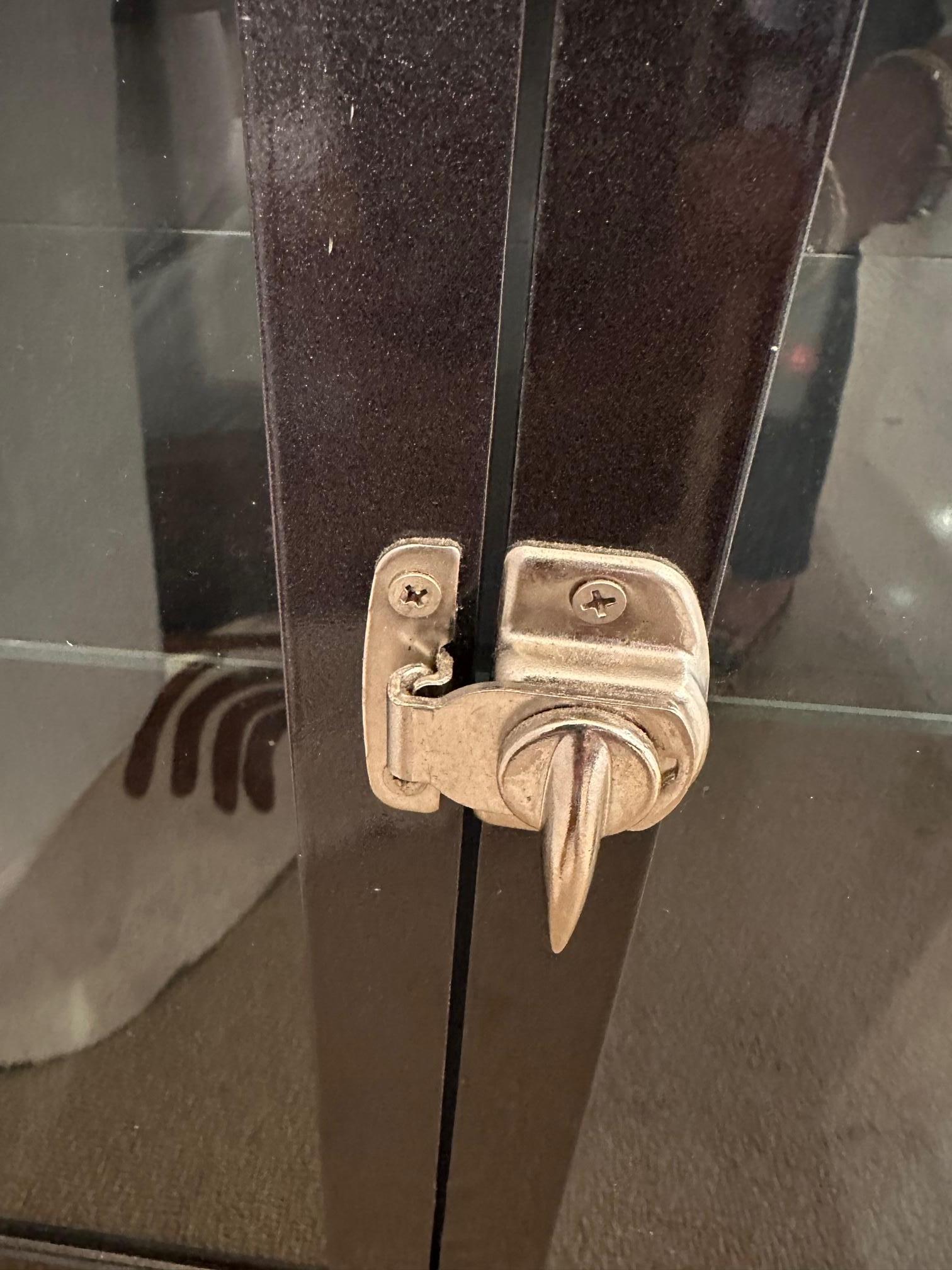 Acciaio Elegante mobile di medie dimensioni in acciaio e vetro grigio scuro in vendita