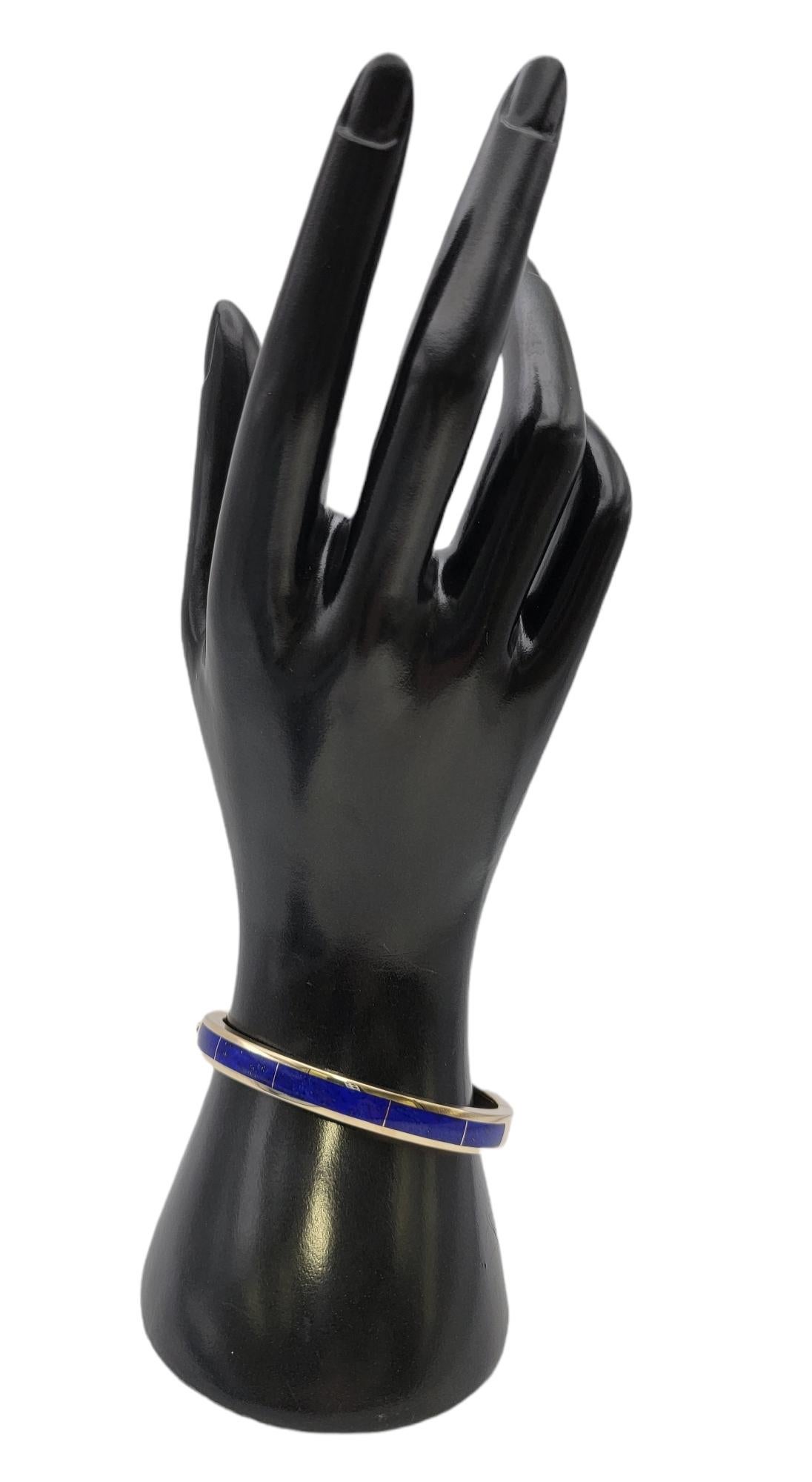 Armreif mit Scharnier aus 14 Karat Gelbgold mit blauem Lapislazuli-Intarsien 4
