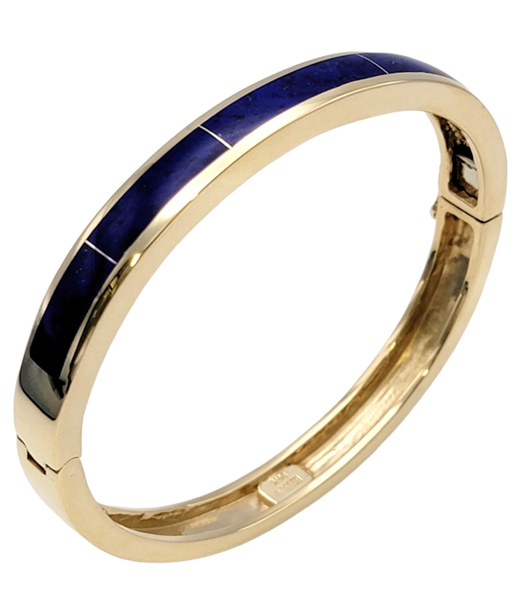 Zeitgenössisches Armreif-Armband mit atemberaubendem blauem Lapislazuli. Die unglaubliche, tiefblaue Farbe des Natursteins hebt sich deutlich von der warmen Gelbgoldfassung ab und verleiht Ihrem Look einen perfekten Farbakzent. 

Metall: 14K
