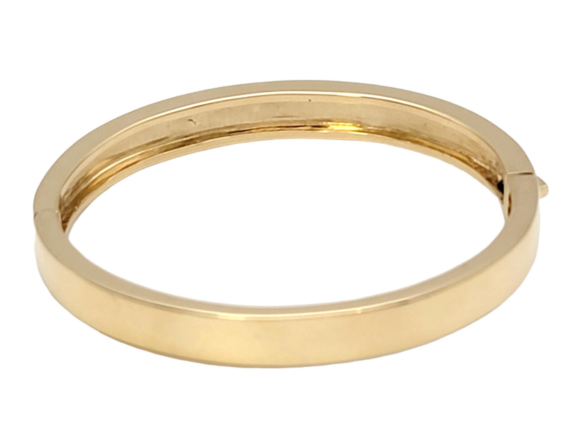 Armreif mit Scharnier aus 14 Karat Gelbgold mit blauem Lapislazuli-Intarsien (Rundschliff)