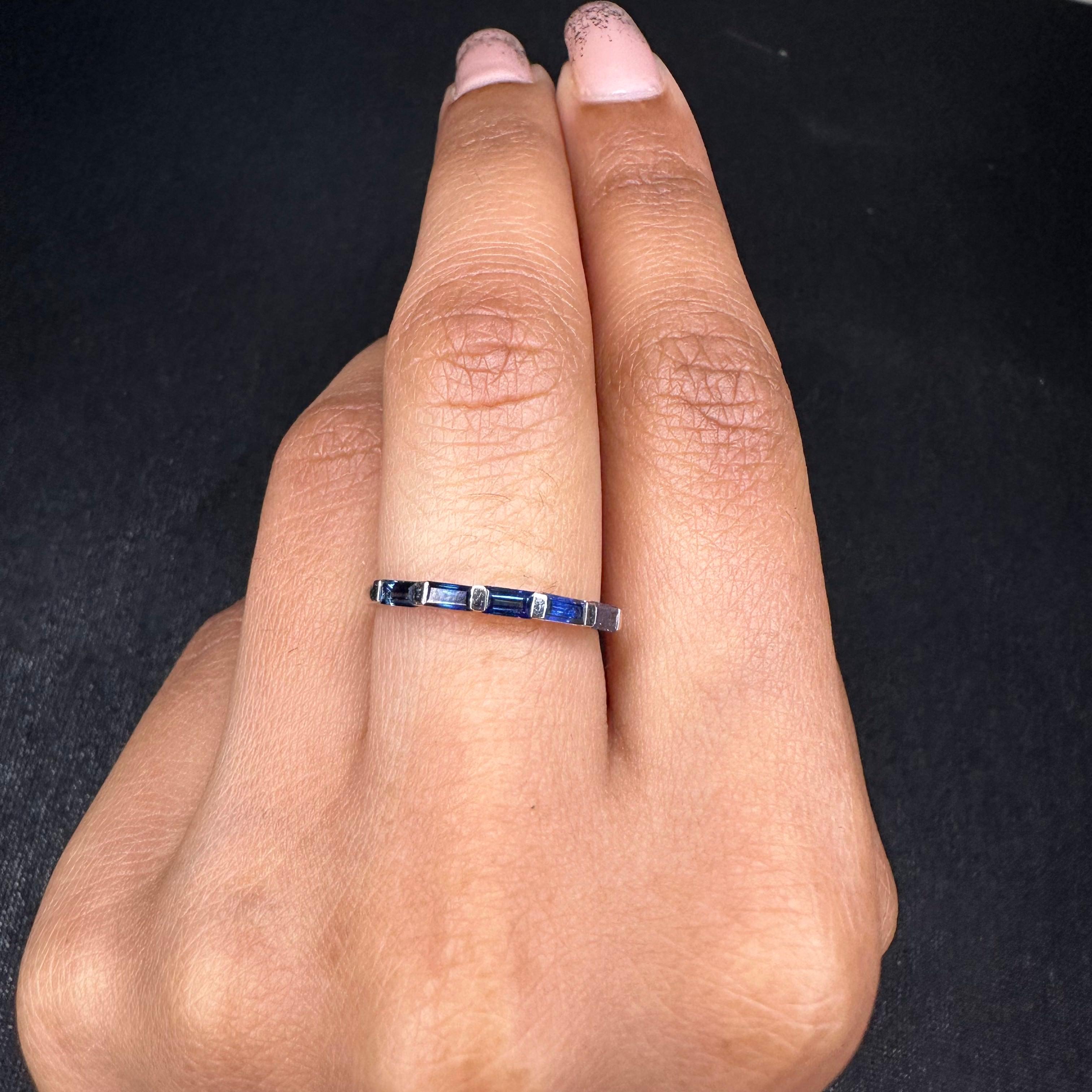 Im Angebot: Edelstahlbarer blauer Saphir-Ring aus 18 Karat Weißgold, handgefertigt () 3