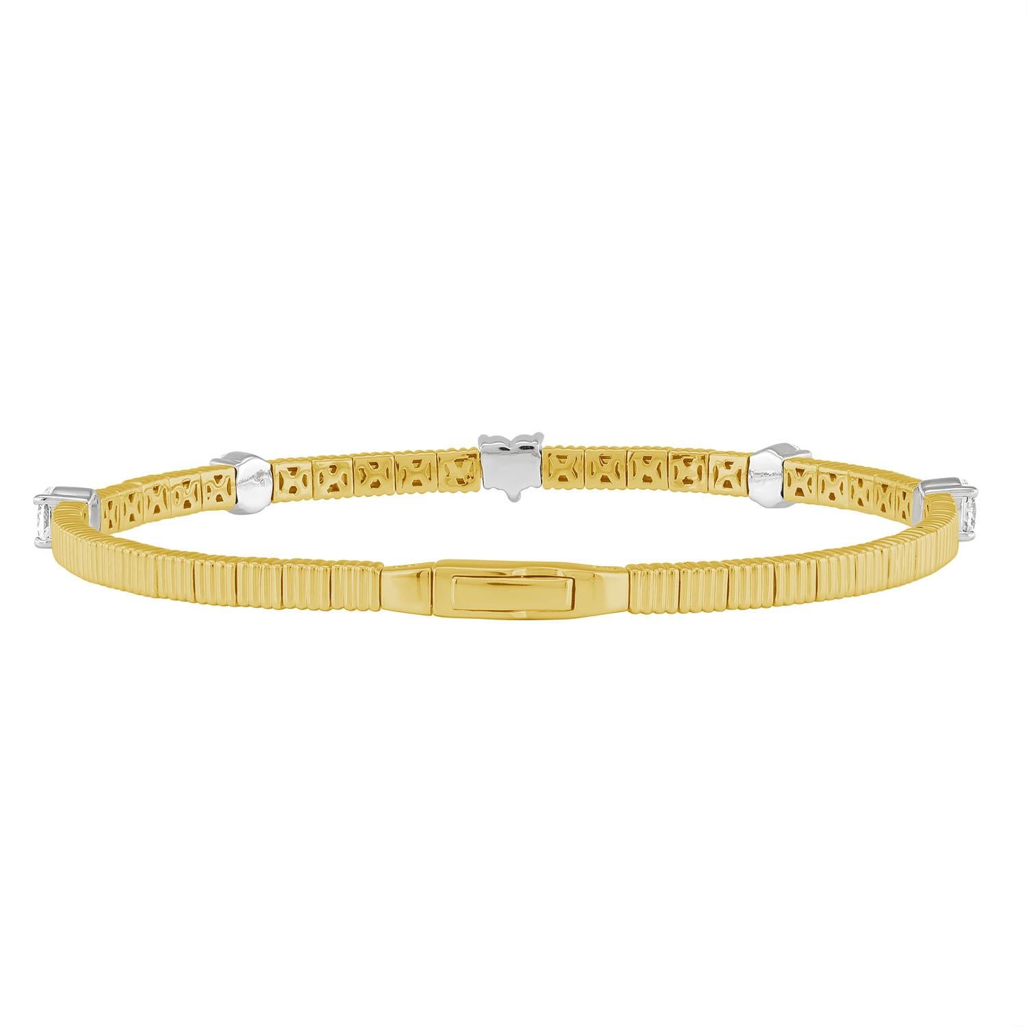 Questo elegante bracciale a catena offre un look raffinato, impreziosito da diamanti scintillanti per un tocco di lusso. Le sue maglie lisce e lucide in oro giallo 14k creano un design senza tempo, adatto sia all'uso quotidiano che alle occasioni