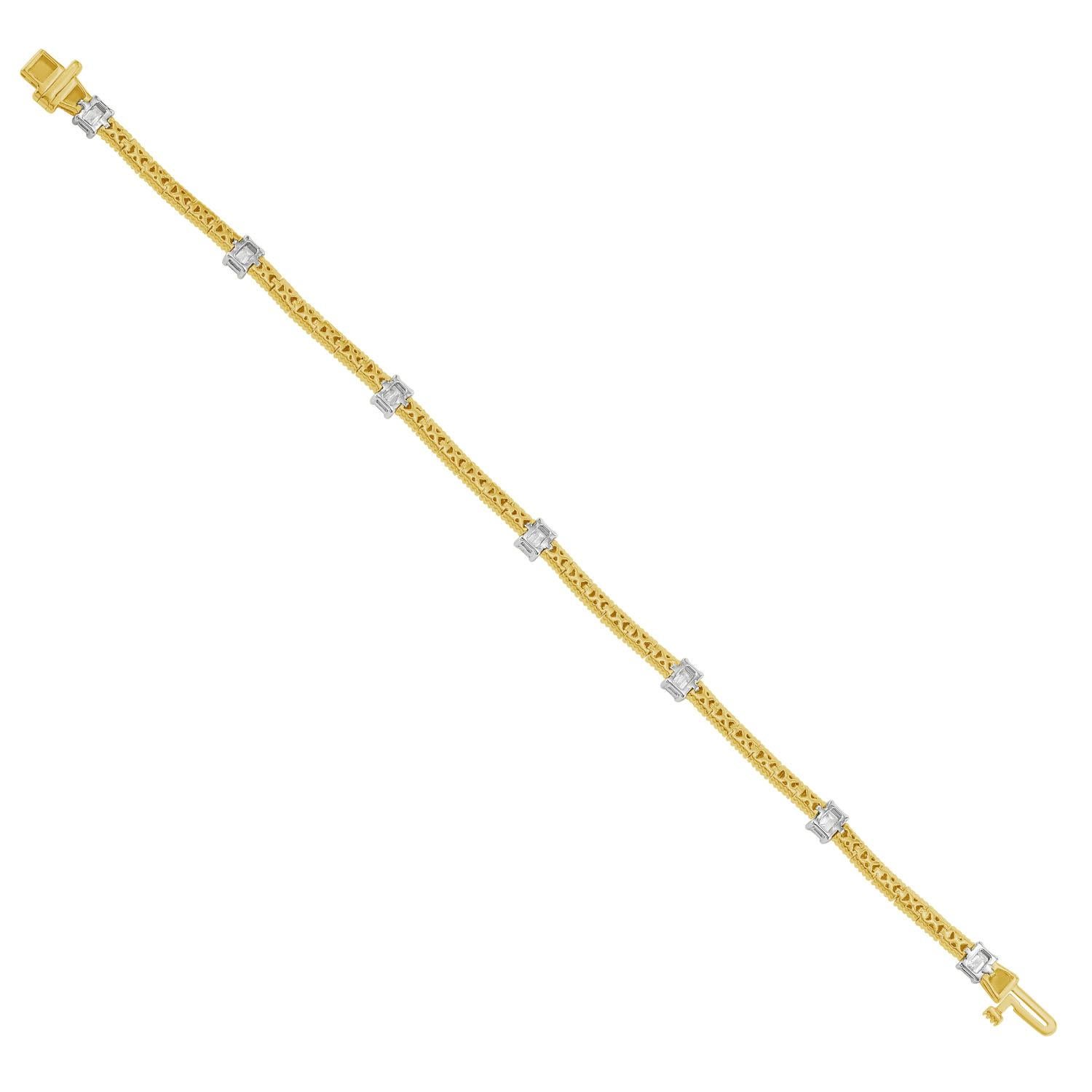 Dieses geschliffene Kettenarmband hat eine schlanke Silhouette und ist mit 1,39 Karat schillernden Diamanten besetzt. Es bietet ein raffiniertes Gleichgewicht zwischen Funkeln und Schlichtheit. Der aus 14 Kt. Gelbgold gefertigte Anhänger ist