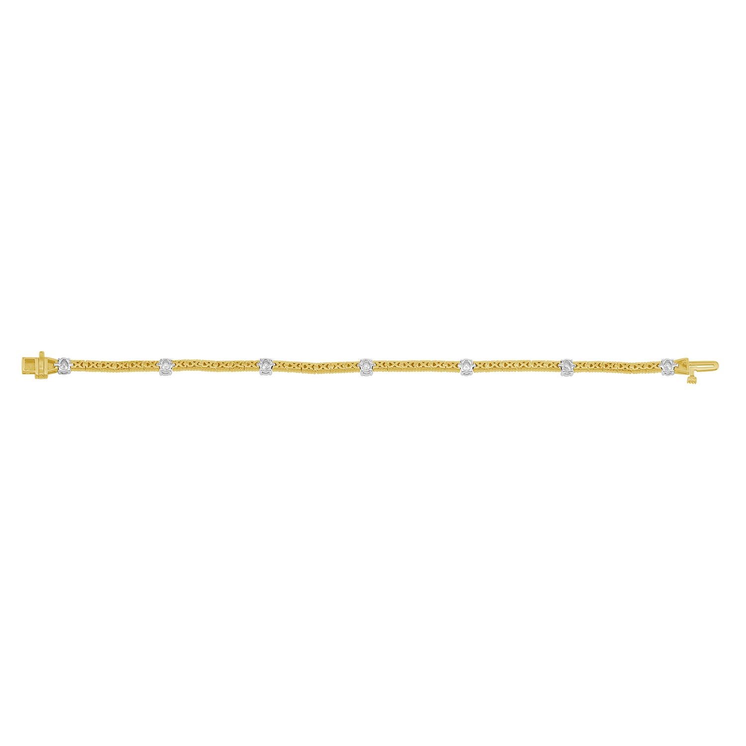 Dieses schlanke Kettenarmband in stromlinienförmiger Silhouette ist mit schimmernden Diamanten besetzt, die seinem klassischen Charme genau das richtige Maß an Brillanz verleihen. Er ist aus 14 Kt. Gelbgold gefertigt und bietet einen raffinierten