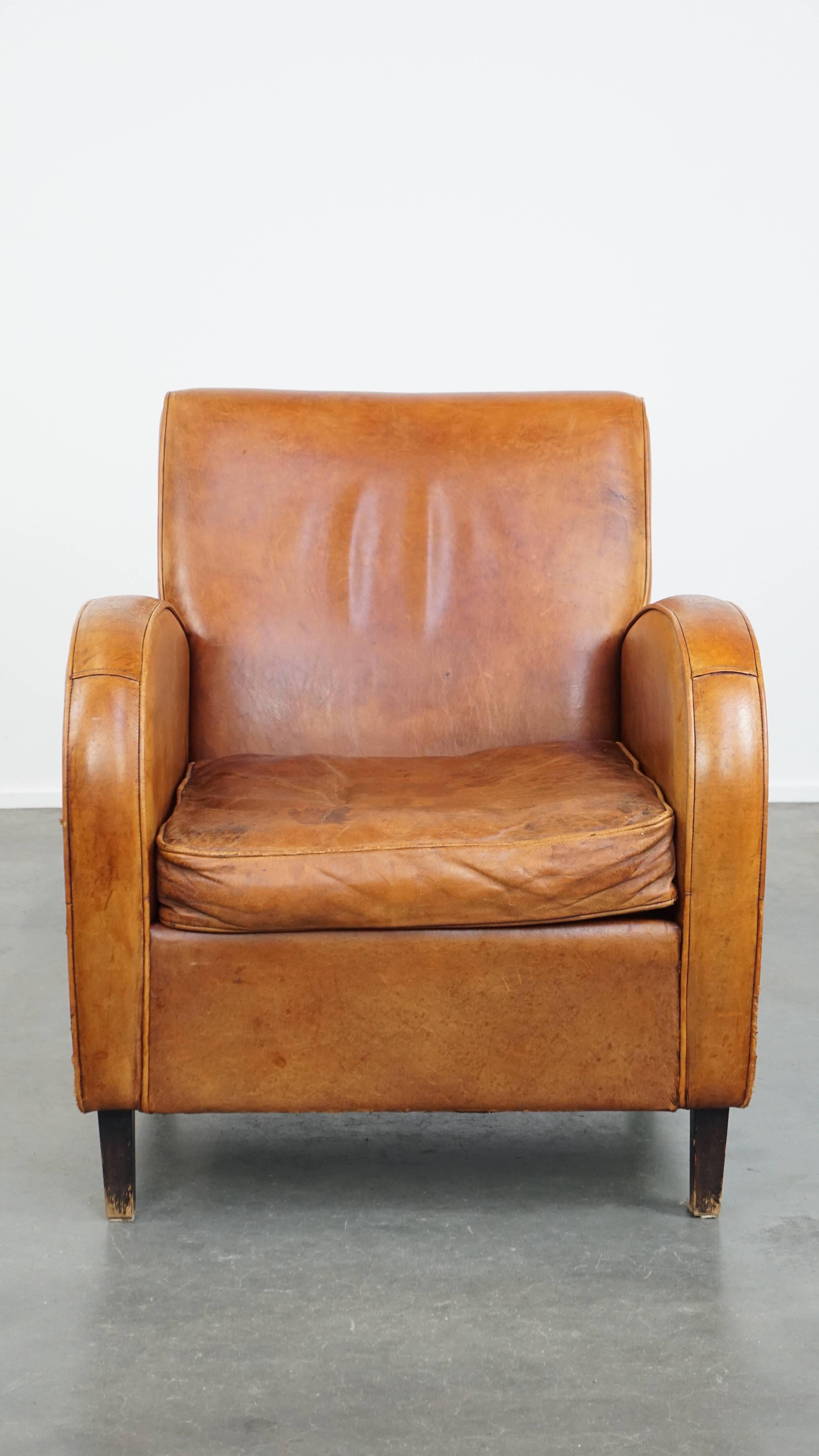 Angeboten wird dieser schlichte, charakteristische und zeitlose Vintage-Sessel im Schafsfell-Design in schönen warmen Cognacfarben.

Dieser fantastische Schafsfell-Sessel lässt sich problemlos in fast jedes Interieur einfügen. Sein schlichtes,