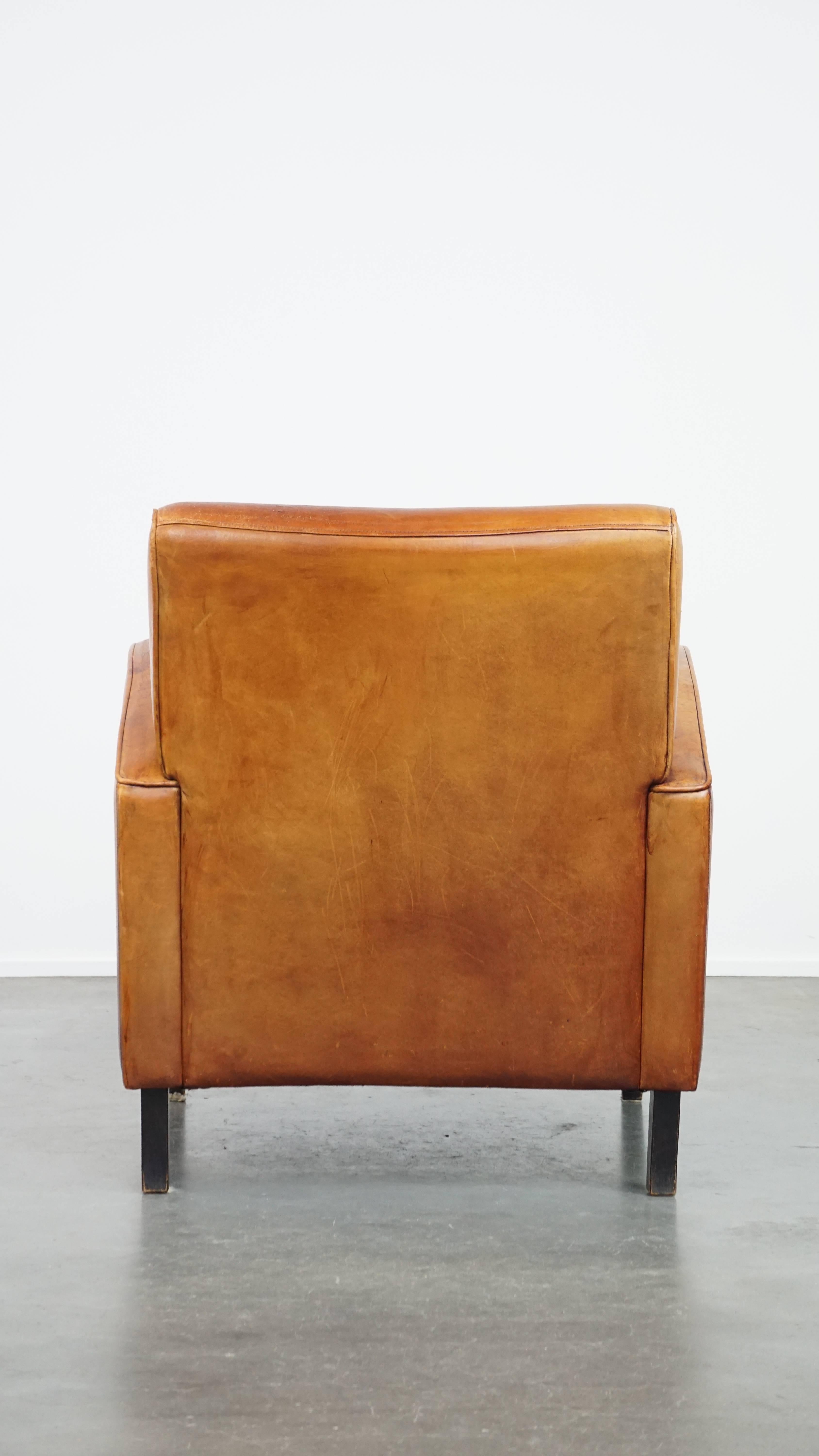 Elegantes, charakteristisches Schafsfell Design Sessel in schönen warmen Cognac Farben (Handgefertigt) im Angebot