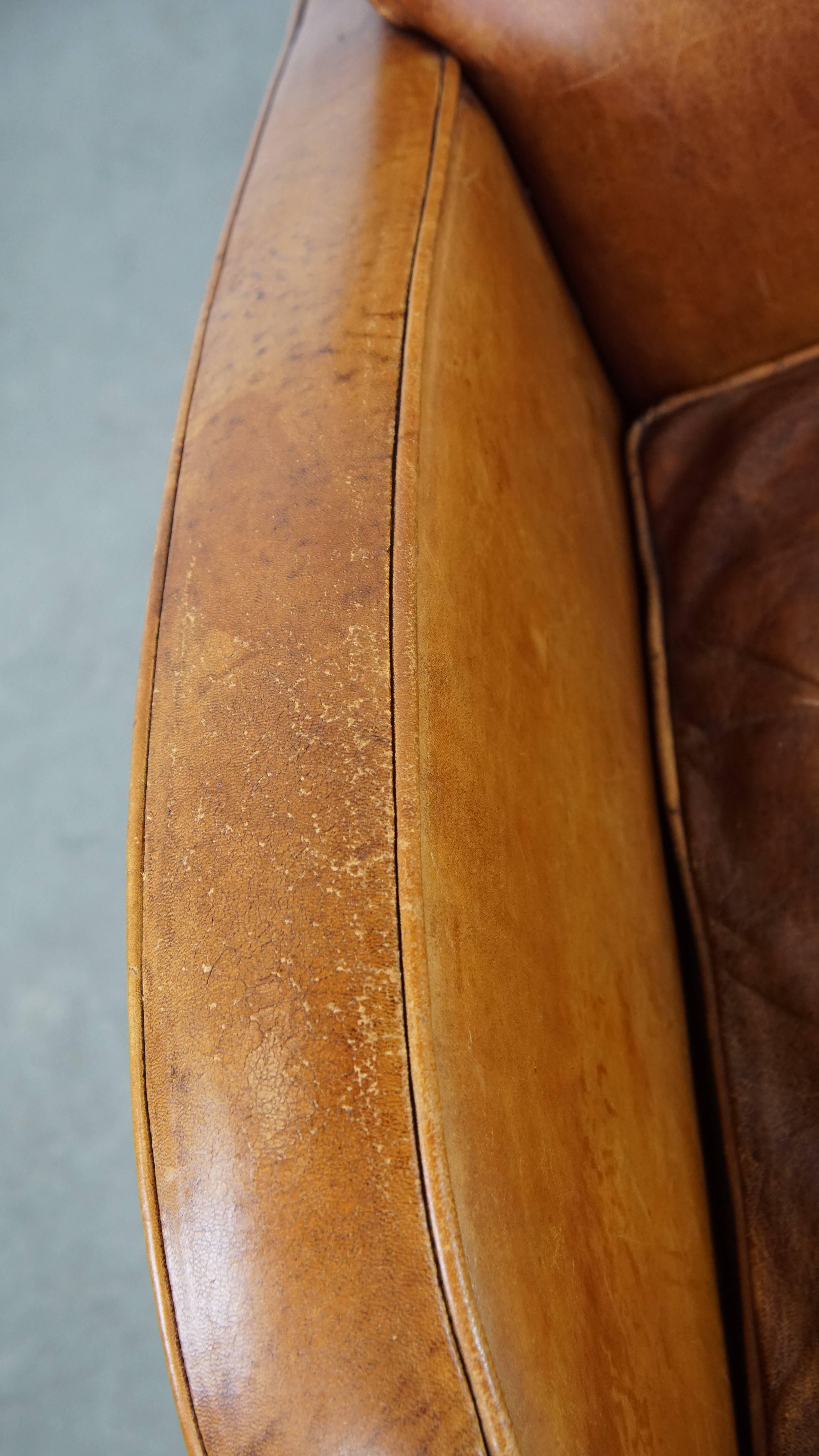 Elegantes, charakteristisches Schafsfell Design Sessel in schönen warmen Cognac Farben (Leder) im Angebot