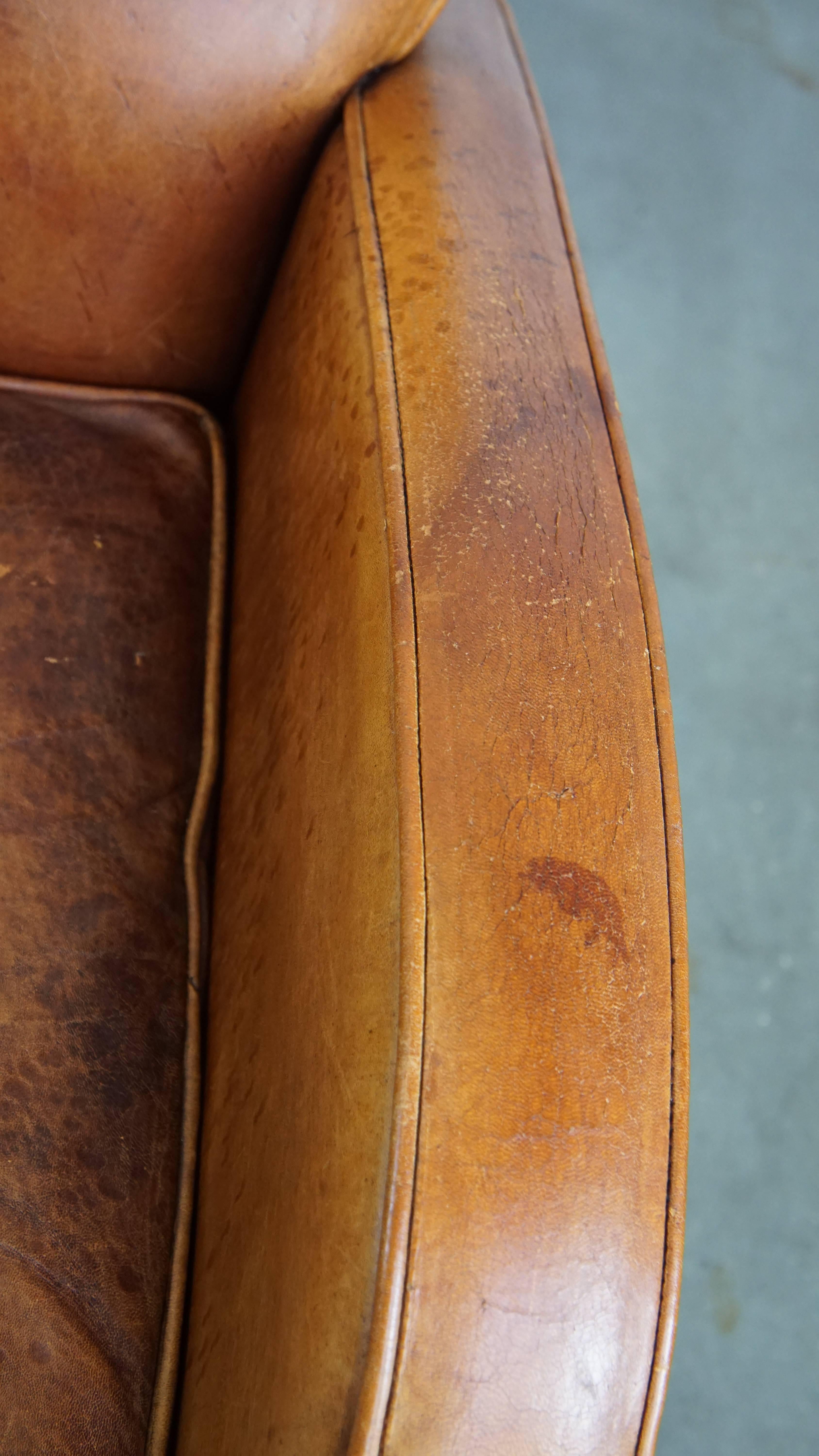 Elegantes, charakteristisches Schafsfell Design Sessel in schönen warmen Cognac Farben im Angebot 1