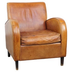 Elegante sillón de diseño característico de piel de oveja en bellos y cálidos colores coñac