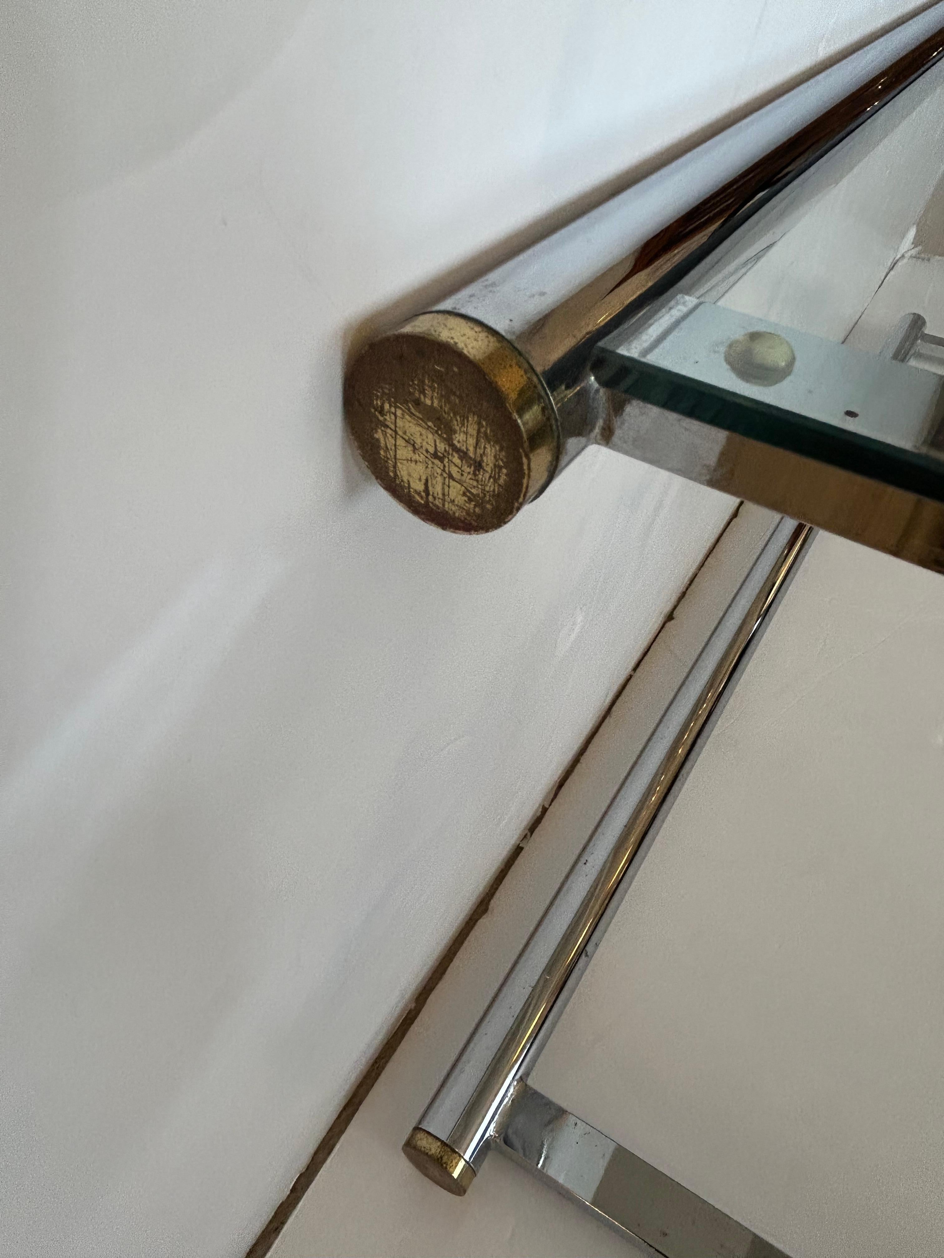 Elegante tavolino quadrato con motivo a X in vetro e cromo e accenti in ottone in vendita 3