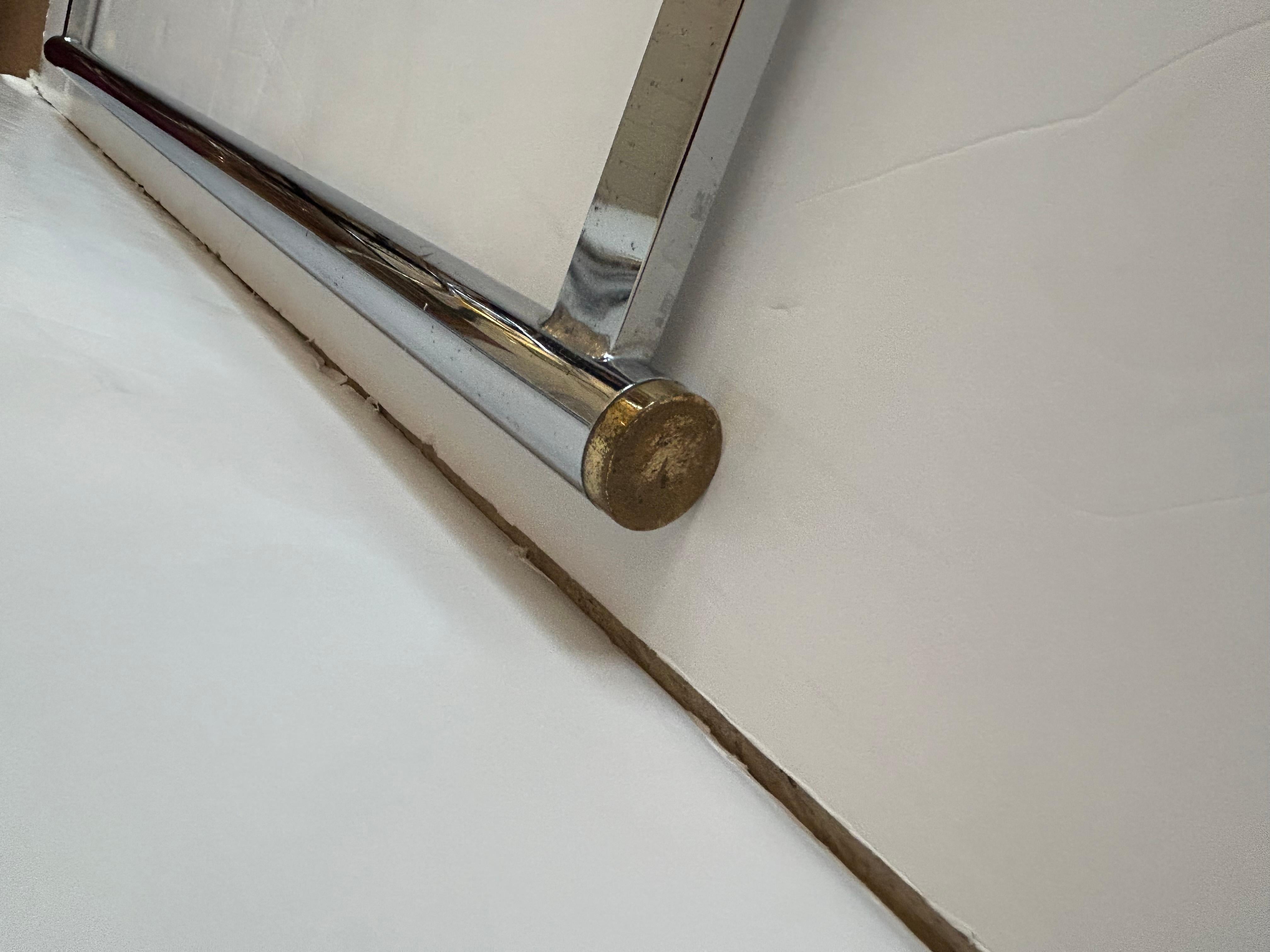 Elegante tavolino quadrato con motivo a X in vetro e cromo e accenti in ottone in vendita 4